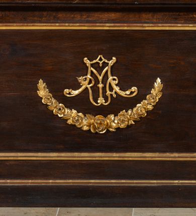 Zdjęcie nr 20: Ołtarz przyścienny, architektoniczny, trójosiowy, jednokondygnacyjny ze zwieńczeniem. Mensa prostopadłościenna. Antepedium trójosiowe, flankowane czterema kolumnami. W osi środkowej płycina w kształcie leżącego prostokąta z monogramem Matki Boskiej w polu i wieńcem z róż. W osiach bocznych płyciny w kształcie stojących prostokątów z bukietem narcyzów w polu. Tabernakulum metalowe w formie prostopadłościennej szafki zamkniętej profilowanym gzymsem wspartym na dwóch smukłych kolumnach. Drzwiczki prostokątne, zamknięte półkoliście z przedstawieniem krzyża z gorejącym sercem w czwórliściu oraz motywem winorośli i kłosów zbóż. Tron wystawienia w formie baldachimu wspartego na czterech smukłych kolumnach, zwieńczonego kopułą i rzeźbą pelikana karmiącego młode. Retabulum ustawione na wysokim cokole i predelli. Nastawa flankowana parą kolumn w części środkowej i parą pilastrów na zewnątrz. Podpory dźwigają wyłamane belkowanie, nad osią środkową wysunięte do przodu i tworzące łuk nadwieszony. W polu głównym, w ramie w kształcie stojącego prostokąta, zamkniętego łukiem półkolistym, umieszczony obraz Matki Boskiej Zembrzyckiej oraz św. Jana Chrzciciela na zasuwie. Nad polem głównym trzy uskrzydlone główki aniołków. W osiach bocznych, w niszach zamkniętych łukiem w ośli grzbiet i zwieńczonych krzyżykiem, ustawione figury świętych: po prawej św. Stanisława, po lewej św. Wojciecha. Zwieńczenie w kształcie cebulastej, ażurowej kopuły, dekorowanej ornamentem roślinnym, spiętej u góry zamkniętą koroną z krzyżykiem. Po bokach zwieńczenia, na osi pilastrów para stojących aniołów. Cokół zdobiony fryzem arkadkowym i zamknięty od góry profilowanym gzymsem. Predella pośrodku dekorowana fryzem arkadowym, a w osiach bocznych stylizowanym ornamentem roślinnym, a na skrajach zawiniętym liściem akantu. Kolumny i pilastry ustawione na bazach, kapitele kompozytowe, trzony kolumn dekorowane ukośną kratką z rozetkami w polu, a trzony pilastrów z płyciną wypełnioną wicią z róż i innych kwiatów. Po bokach ołtarz ujęty ażurowymi uszakami utworzonymi z wolutowo skręconej wici roślinnej. Fryz dekorowany rzędem rozetek. Struktura malowana w kolorze naturalnego drewna, ornamentyka i profilowania złocone, detale czerwone i bordowe, suknie aniołów srebrzone.
