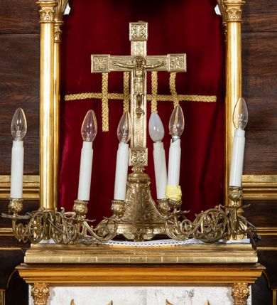 Zdjęcie nr 19: Ołtarz przyścienny, architektoniczny, trójosiowy, jednokondygnacyjny ze zwieńczeniem. Mensa prostopadłościenna. Antepedium trójosiowe, flankowane czterema kolumnami. W osi środkowej płycina w kształcie leżącego prostokąta z monogramem Matki Boskiej w polu i wieńcem z róż. W osiach bocznych płyciny w kształcie stojących prostokątów z bukietem narcyzów w polu. Tabernakulum metalowe w formie prostopadłościennej szafki zamkniętej profilowanym gzymsem wspartym na dwóch smukłych kolumnach. Drzwiczki prostokątne, zamknięte półkoliście z przedstawieniem krzyża z gorejącym sercem w czwórliściu oraz motywem winorośli i kłosów zbóż. Tron wystawienia w formie baldachimu wspartego na czterech smukłych kolumnach, zwieńczonego kopułą i rzeźbą pelikana karmiącego młode. Retabulum ustawione na wysokim cokole i predelli. Nastawa flankowana parą kolumn w części środkowej i parą pilastrów na zewnątrz. Podpory dźwigają wyłamane belkowanie, nad osią środkową wysunięte do przodu i tworzące łuk nadwieszony. W polu głównym, w ramie w kształcie stojącego prostokąta, zamkniętego łukiem półkolistym, umieszczony obraz Matki Boskiej Zembrzyckiej oraz św. Jana Chrzciciela na zasuwie. Nad polem głównym trzy uskrzydlone główki aniołków. W osiach bocznych, w niszach zamkniętych łukiem w ośli grzbiet i zwieńczonych krzyżykiem, ustawione figury świętych: po prawej św. Stanisława, po lewej św. Wojciecha. Zwieńczenie w kształcie cebulastej, ażurowej kopuły, dekorowanej ornamentem roślinnym, spiętej u góry zamkniętą koroną z krzyżykiem. Po bokach zwieńczenia, na osi pilastrów para stojących aniołów. Cokół zdobiony fryzem arkadkowym i zamknięty od góry profilowanym gzymsem. Predella pośrodku dekorowana fryzem arkadowym, a w osiach bocznych stylizowanym ornamentem roślinnym, a na skrajach zawiniętym liściem akantu. Kolumny i pilastry ustawione na bazach, kapitele kompozytowe, trzony kolumn dekorowane ukośną kratką z rozetkami w polu, a trzony pilastrów z płyciną wypełnioną wicią z róż i innych kwiatów. Po bokach ołtarz ujęty ażurowymi uszakami utworzonymi z wolutowo skręconej wici roślinnej. Fryz dekorowany rzędem rozetek. Struktura malowana w kolorze naturalnego drewna, ornamentyka i profilowania złocone, detale czerwone i bordowe, suknie aniołów srebrzone.
