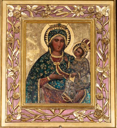 Zdjęcie nr 11: Ołtarz przyścienny, architektoniczny, trójosiowy, jednokondygnacyjny ze zwieńczeniem. Mensa prostopadłościenna. Antepedium trójosiowe, flankowane czterema kolumnami. W osi środkowej płycina w kształcie leżącego prostokąta z monogramem Matki Boskiej w polu i wieńcem z róż. W osiach bocznych płyciny w kształcie stojących prostokątów z bukietem narcyzów w polu. Tabernakulum metalowe w formie prostopadłościennej szafki zamkniętej profilowanym gzymsem wspartym na dwóch smukłych kolumnach. Drzwiczki prostokątne, zamknięte półkoliście z przedstawieniem krzyża z gorejącym sercem w czwórliściu oraz motywem winorośli i kłosów zbóż. Tron wystawienia w formie baldachimu wspartego na czterech smukłych kolumnach, zwieńczonego kopułą i rzeźbą pelikana karmiącego młode. Retabulum ustawione na wysokim cokole i predelli. Nastawa flankowana parą kolumn w części środkowej i parą pilastrów na zewnątrz. Podpory dźwigają wyłamane belkowanie, nad osią środkową wysunięte do przodu i tworzące łuk nadwieszony. W polu głównym, w ramie w kształcie stojącego prostokąta, zamkniętego łukiem półkolistym, umieszczony obraz Matki Boskiej Zembrzyckiej oraz św. Jana Chrzciciela na zasuwie. Nad polem głównym trzy uskrzydlone główki aniołków. W osiach bocznych, w niszach zamkniętych łukiem w ośli grzbiet i zwieńczonych krzyżykiem, ustawione figury świętych: po prawej św. Stanisława, po lewej św. Wojciecha. Zwieńczenie w kształcie cebulastej, ażurowej kopuły, dekorowanej ornamentem roślinnym, spiętej u góry zamkniętą koroną z krzyżykiem. Po bokach zwieńczenia, na osi pilastrów para stojących aniołów. Cokół zdobiony fryzem arkadkowym i zamknięty od góry profilowanym gzymsem. Predella pośrodku dekorowana fryzem arkadowym, a w osiach bocznych stylizowanym ornamentem roślinnym, a na skrajach zawiniętym liściem akantu. Kolumny i pilastry ustawione na bazach, kapitele kompozytowe, trzony kolumn dekorowane ukośną kratką z rozetkami w polu, a trzony pilastrów z płyciną wypełnioną wicią z róż i innych kwiatów. Po bokach ołtarz ujęty ażurowymi uszakami utworzonymi z wolutowo skręconej wici roślinnej. Fryz dekorowany rzędem rozetek. Struktura malowana w kolorze naturalnego drewna, ornamentyka i profilowania złocone, detale czerwone i bordowe, suknie aniołów srebrzone.
