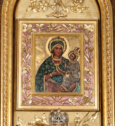 Zdjęcie nr 10: Ołtarz przyścienny, architektoniczny, trójosiowy, jednokondygnacyjny ze zwieńczeniem. Mensa prostopadłościenna. Antepedium trójosiowe, flankowane czterema kolumnami. W osi środkowej płycina w kształcie leżącego prostokąta z monogramem Matki Boskiej w polu i wieńcem z róż. W osiach bocznych płyciny w kształcie stojących prostokątów z bukietem narcyzów w polu. Tabernakulum metalowe w formie prostopadłościennej szafki zamkniętej profilowanym gzymsem wspartym na dwóch smukłych kolumnach. Drzwiczki prostokątne, zamknięte półkoliście z przedstawieniem krzyża z gorejącym sercem w czwórliściu oraz motywem winorośli i kłosów zbóż. Tron wystawienia w formie baldachimu wspartego na czterech smukłych kolumnach, zwieńczonego kopułą i rzeźbą pelikana karmiącego młode. Retabulum ustawione na wysokim cokole i predelli. Nastawa flankowana parą kolumn w części środkowej i parą pilastrów na zewnątrz. Podpory dźwigają wyłamane belkowanie, nad osią środkową wysunięte do przodu i tworzące łuk nadwieszony. W polu głównym, w ramie w kształcie stojącego prostokąta, zamkniętego łukiem półkolistym, umieszczony obraz Matki Boskiej Zembrzyckiej oraz św. Jana Chrzciciela na zasuwie. Nad polem głównym trzy uskrzydlone główki aniołków. W osiach bocznych, w niszach zamkniętych łukiem w ośli grzbiet i zwieńczonych krzyżykiem, ustawione figury świętych: po prawej św. Stanisława, po lewej św. Wojciecha. Zwieńczenie w kształcie cebulastej, ażurowej kopuły, dekorowanej ornamentem roślinnym, spiętej u góry zamkniętą koroną z krzyżykiem. Po bokach zwieńczenia, na osi pilastrów para stojących aniołów. Cokół zdobiony fryzem arkadkowym i zamknięty od góry profilowanym gzymsem. Predella pośrodku dekorowana fryzem arkadowym, a w osiach bocznych stylizowanym ornamentem roślinnym, a na skrajach zawiniętym liściem akantu. Kolumny i pilastry ustawione na bazach, kapitele kompozytowe, trzony kolumn dekorowane ukośną kratką z rozetkami w polu, a trzony pilastrów z płyciną wypełnioną wicią z róż i innych kwiatów. Po bokach ołtarz ujęty ażurowymi uszakami utworzonymi z wolutowo skręconej wici roślinnej. Fryz dekorowany rzędem rozetek. Struktura malowana w kolorze naturalnego drewna, ornamentyka i profilowania złocone, detale czerwone i bordowe, suknie aniołów srebrzone.
