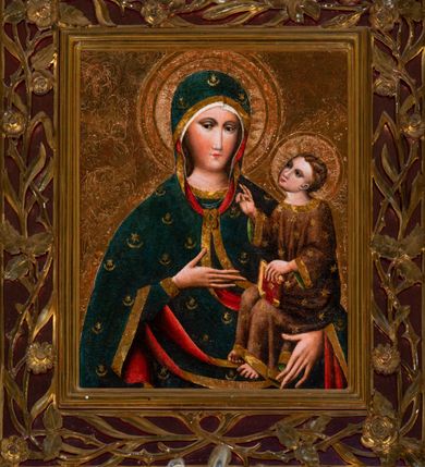 Zdjęcie nr 14: Ołtarz przyścienny, architektoniczny, trójosiowy, jednokondygnacyjny ze zwieńczeniem. Mensa prostopadłościenna. Antepedium trójosiowe, flankowane czterema kolumnami. W osi środkowej płycina w kształcie leżącego prostokąta z monogramem Matki Boskiej w polu i wieńcem z róż. W osiach bocznych płyciny w kształcie stojących prostokątów z bukietem narcyzów w polu. Tabernakulum metalowe w formie prostopadłościennej szafki zamkniętej profilowanym gzymsem wspartym na dwóch smukłych kolumnach. Drzwiczki prostokątne, zamknięte półkoliście z przedstawieniem krzyża z gorejącym sercem w czwórliściu oraz motywem winorośli i kłosów zbóż. Tron wystawienia w formie baldachimu wspartego na czterech smukłych kolumnach, zwieńczonego kopułą i rzeźbą pelikana karmiącego młode. Retabulum ustawione na wysokim cokole i predelli. Nastawa flankowana parą kolumn w części środkowej i parą pilastrów na zewnątrz. Podpory dźwigają wyłamane belkowanie, nad osią środkową wysunięte do przodu i tworzące łuk nadwieszony. W polu głównym, w ramie w kształcie stojącego prostokąta, zamkniętego łukiem półkolistym, umieszczony obraz Matki Boskiej Zembrzyckiej oraz św. Jana Chrzciciela na zasuwie. Nad polem głównym trzy uskrzydlone główki aniołków. W osiach bocznych, w niszach zamkniętych łukiem w ośli grzbiet i zwieńczonych krzyżykiem, ustawione figury świętych: po prawej św. Stanisława, po lewej św. Wojciecha. Zwieńczenie w kształcie cebulastej, ażurowej kopuły, dekorowanej ornamentem roślinnym, spiętej u góry zamkniętą koroną z krzyżykiem. Po bokach zwieńczenia, na osi pilastrów para stojących aniołów. Cokół zdobiony fryzem arkadkowym i zamknięty od góry profilowanym gzymsem. Predella pośrodku dekorowana fryzem arkadowym, a w osiach bocznych stylizowanym ornamentem roślinnym, a na skrajach zawiniętym liściem akantu. Kolumny i pilastry ustawione na bazach, kapitele kompozytowe, trzony kolumn dekorowane ukośną kratką z rozetkami w polu, a trzony pilastrów z płyciną wypełnioną wicią z róż i innych kwiatów. Po bokach ołtarz ujęty ażurowymi uszakami utworzonymi z wolutowo skręconej wici roślinnej. Fryz dekorowany rzędem rozetek. Struktura malowana w kolorze naturalnego drewna, ornamentyka i profilowania złocone, detale czerwone i bordowe, suknie aniołów srebrzone.
