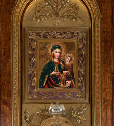 Zdjęcie nr 18: Ołtarz przyścienny, architektoniczny, trójosiowy, jednokondygnacyjny ze zwieńczeniem. Mensa prostopadłościenna. Antepedium trójosiowe, flankowane czterema kolumnami. W osi środkowej płycina w kształcie leżącego prostokąta z monogramem Matki Boskiej w polu i wieńcem z róż. W osiach bocznych płyciny w kształcie stojących prostokątów z bukietem narcyzów w polu. Tabernakulum metalowe w formie prostopadłościennej szafki zamkniętej profilowanym gzymsem wspartym na dwóch smukłych kolumnach. Drzwiczki prostokątne, zamknięte półkoliście z przedstawieniem krzyża z gorejącym sercem w czwórliściu oraz motywem winorośli i kłosów zbóż. Tron wystawienia w formie baldachimu wspartego na czterech smukłych kolumnach, zwieńczonego kopułą i rzeźbą pelikana karmiącego młode. Retabulum ustawione na wysokim cokole i predelli. Nastawa flankowana parą kolumn w części środkowej i parą pilastrów na zewnątrz. Podpory dźwigają wyłamane belkowanie, nad osią środkową wysunięte do przodu i tworzące łuk nadwieszony. W polu głównym, w ramie w kształcie stojącego prostokąta, zamkniętego łukiem półkolistym, umieszczony obraz Matki Boskiej Zembrzyckiej oraz św. Jana Chrzciciela na zasuwie. Nad polem głównym trzy uskrzydlone główki aniołków. W osiach bocznych, w niszach zamkniętych łukiem w ośli grzbiet i zwieńczonych krzyżykiem, ustawione figury świętych: po prawej św. Stanisława, po lewej św. Wojciecha. Zwieńczenie w kształcie cebulastej, ażurowej kopuły, dekorowanej ornamentem roślinnym, spiętej u góry zamkniętą koroną z krzyżykiem. Po bokach zwieńczenia, na osi pilastrów para stojących aniołów. Cokół zdobiony fryzem arkadkowym i zamknięty od góry profilowanym gzymsem. Predella pośrodku dekorowana fryzem arkadowym, a w osiach bocznych stylizowanym ornamentem roślinnym, a na skrajach zawiniętym liściem akantu. Kolumny i pilastry ustawione na bazach, kapitele kompozytowe, trzony kolumn dekorowane ukośną kratką z rozetkami w polu, a trzony pilastrów z płyciną wypełnioną wicią z róż i innych kwiatów. Po bokach ołtarz ujęty ażurowymi uszakami utworzonymi z wolutowo skręconej wici roślinnej. Fryz dekorowany rzędem rozetek. Struktura malowana w kolorze naturalnego drewna, ornamentyka i profilowania złocone, detale czerwone i bordowe, suknie aniołów srebrzone.
