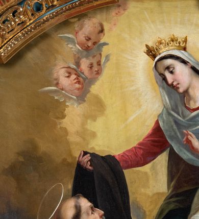 Zdjęcie nr 11: Obraz w kształcie stojącego prostokąta z przedstawieniem Matki Boskiej przekazującej szkaplerz św. Szymonowi Stockowi. Kompozycja dwustrefowa, w dolnej, po lewej stronie św. Szymon Stock ukazany w pozycji klęczącej, zwrócony w stronę Matki Boskiej z wyciągniętymi przed siebie rękami, którymi odbiera od Marii szkaplerz. Twarz podłużna, szczupła, okolona brodą, z tonsurą, nad nią okrągły i biały nimb. Ubrany jest w biały habit i brązowy płaszcz. U jego nóg leży otwarta księga. W górnej strefie, po prawej stronie Matka Boska siedząca na obłokach, lewą ręką podtrzymująca siedzące na jej kolanach Dzieciątko, prawą przekazująca szkaplerz św. Szymonowi. Maria ma podłużną twarz z długim nosem, drobnymi ustami i na wpółprzymkniętymi oczami. Ubrana jest w czerwoną suknię, niebieski płaszcz i biały welon oraz otwartą koronę na głowie, a wokół niej złoty nimb promienisty. Dzieciątko ukazane jest w pozycji siedzącej, zwrócone trzy czwarte w prawo, prawą ręką czyniące gest błogosławieństwa. Twarz o rysach małego dziecka, okolona jasnymi i kędzierzawymi włosami. Wokół głowy ma biały, krzyżowy nimb wpisany w okręg. Dzieciątko ubrane jest w białą sukienkę z krótkimi rękawami. W prawym dolnym narożu obrazu znajduje się czyściec wypełniony duszami wołającymi o pomoc, po lewej skalny pejzaż z miastem w oddali. Tło w dolnej części ciemnoniebieskie, pochmurne, w górnej części żółto-złote z pięcioma uskrzydlonymi główkami aniołków. Rama drewniana, złocona, ozdobiona ornamentem małżowinowo-chrząstkowym. W prawym dolnym rogu sygnatura &quot;M(arian) Szczurowski&quot;. 

