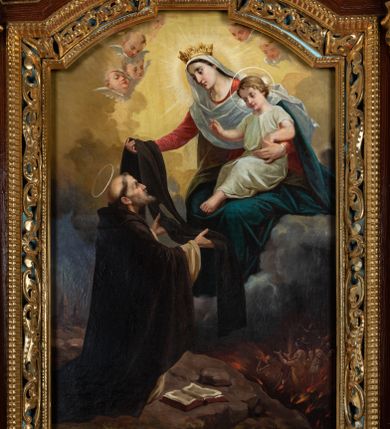 Zdjęcie nr 1: Obraz w kształcie stojącego prostokąta z przedstawieniem Matki Boskiej przekazującej szkaplerz św. Szymonowi Stockowi. Kompozycja dwustrefowa, w dolnej, po lewej stronie św. Szymon Stock ukazany w pozycji klęczącej, zwrócony w stronę Matki Boskiej z wyciągniętymi przed siebie rękami, którymi odbiera od Marii szkaplerz. Twarz podłużna, szczupła, okolona brodą, z tonsurą, nad nią okrągły i biały nimb. Ubrany jest w biały habit i brązowy płaszcz. U jego nóg leży otwarta księga. W górnej strefie, po prawej stronie Matka Boska siedząca na obłokach, lewą ręką podtrzymująca siedzące na jej kolanach Dzieciątko, prawą przekazująca szkaplerz św. Szymonowi. Maria ma podłużną twarz z długim nosem, drobnymi ustami i na wpółprzymkniętymi oczami. Ubrana jest w czerwoną suknię, niebieski płaszcz i biały welon oraz otwartą koronę na głowie, a wokół niej złoty nimb promienisty. Dzieciątko ukazane jest w pozycji siedzącej, zwrócone trzy czwarte w prawo, prawą ręką czyniące gest błogosławieństwa. Twarz o rysach małego dziecka, okolona jasnymi i kędzierzawymi włosami. Wokół głowy ma biały, krzyżowy nimb wpisany w okręg. Dzieciątko ubrane jest w białą sukienkę z krótkimi rękawami. W prawym dolnym narożu obrazu znajduje się czyściec wypełniony duszami wołającymi o pomoc, po lewej skalny pejzaż z miastem w oddali. Tło w dolnej części ciemnoniebieskie, pochmurne, w górnej części żółto-złote z pięcioma uskrzydlonymi główkami aniołków. Rama drewniana, złocona, ozdobiona ornamentem małżowinowo-chrząstkowym. W prawym dolnym rogu sygnatura &quot;M(arian) Szczurowski&quot;. 

