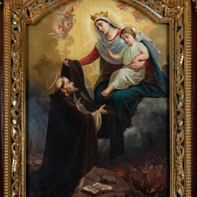 Zdjęcie nr 1: Obraz w kształcie stojącego prostokąta z przedstawieniem Matki Boskiej przekazującej szkaplerz św. Szymonowi Stockowi. Kompozycja dwustrefowa, w dolnej, po lewej stronie św. Szymon Stock ukazany w pozycji klęczącej, zwrócony w stronę Matki Boskiej z wyciągniętymi przed siebie rękami, którymi odbiera od Marii szkaplerz. Twarz podłużna, szczupła, okolona brodą, z tonsurą, nad nią okrągły i biały nimb. Ubrany jest w biały habit i brązowy płaszcz. U jego nóg leży otwarta księga. W górnej strefie, po prawej stronie Matka Boska siedząca na obłokach, lewą ręką podtrzymująca siedzące na jej kolanach Dzieciątko, prawą przekazująca szkaplerz św. Szymonowi. Maria ma podłużną twarz z długim nosem, drobnymi ustami i na wpółprzymkniętymi oczami. Ubrana jest w czerwoną suknię, niebieski płaszcz i biały welon oraz otwartą koronę na głowie, a wokół niej złoty nimb promienisty. Dzieciątko ukazane jest w pozycji siedzącej, zwrócone trzy czwarte w prawo, prawą ręką czyniące gest błogosławieństwa. Twarz o rysach małego dziecka, okolona jasnymi i kędzierzawymi włosami. Wokół głowy ma biały, krzyżowy nimb wpisany w okręg. Dzieciątko ubrane jest w białą sukienkę z krótkimi rękawami. W prawym dolnym narożu obrazu znajduje się czyściec wypełniony duszami wołającymi o pomoc, po lewej skalny pejzaż z miastem w oddali. Tło w dolnej części ciemnoniebieskie, pochmurne, w górnej części żółto-złote z pięcioma uskrzydlonymi główkami aniołków. Rama drewniana, złocona, ozdobiona ornamentem małżowinowo-chrząstkowym. W prawym dolnym rogu sygnatura &quot;M(arian) Szczurowski&quot;. 

