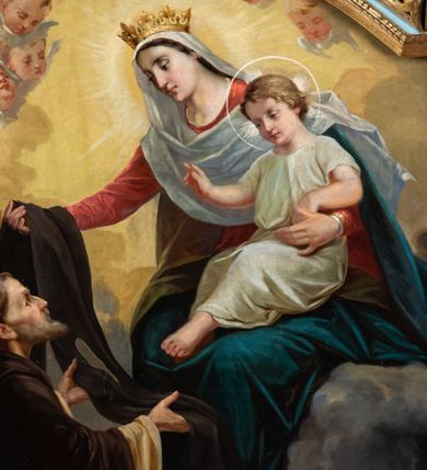 Zdjęcie nr 10: Obraz w kształcie stojącego prostokąta z przedstawieniem Matki Boskiej przekazującej szkaplerz św. Szymonowi Stockowi. Kompozycja dwustrefowa, w dolnej, po lewej stronie św. Szymon Stock ukazany w pozycji klęczącej, zwrócony w stronę Matki Boskiej z wyciągniętymi przed siebie rękami, którymi odbiera od Marii szkaplerz. Twarz podłużna, szczupła, okolona brodą, z tonsurą, nad nią okrągły i biały nimb. Ubrany jest w biały habit i brązowy płaszcz. U jego nóg leży otwarta księga. W górnej strefie, po prawej stronie Matka Boska siedząca na obłokach, lewą ręką podtrzymująca siedzące na jej kolanach Dzieciątko, prawą przekazująca szkaplerz św. Szymonowi. Maria ma podłużną twarz z długim nosem, drobnymi ustami i na wpółprzymkniętymi oczami. Ubrana jest w czerwoną suknię, niebieski płaszcz i biały welon oraz otwartą koronę na głowie, a wokół niej złoty nimb promienisty. Dzieciątko ukazane jest w pozycji siedzącej, zwrócone trzy czwarte w prawo, prawą ręką czyniące gest błogosławieństwa. Twarz o rysach małego dziecka, okolona jasnymi i kędzierzawymi włosami. Wokół głowy ma biały, krzyżowy nimb wpisany w okręg. Dzieciątko ubrane jest w białą sukienkę z krótkimi rękawami. W prawym dolnym narożu obrazu znajduje się czyściec wypełniony duszami wołającymi o pomoc, po lewej skalny pejzaż z miastem w oddali. Tło w dolnej części ciemnoniebieskie, pochmurne, w górnej części żółto-złote z pięcioma uskrzydlonymi główkami aniołków. Rama drewniana, złocona, ozdobiona ornamentem małżowinowo-chrząstkowym. W prawym dolnym rogu sygnatura "M(arian) Szczurowski". 

