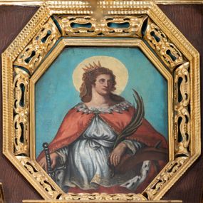 Zdjęcie nr 1: Obraz w kształcie stojącego prostokąta o ściętych narożach z przedstawieniem św. Katarzyny Aleksandryjskiej.  W centrum kompozycji ukazana św. Katarzyna w półpostaci z głową zwróconą w lewo, lewą ręką opartą na złamanym kole, w prawej dłoni trzyma miecz, a w lewej palmę męczeństwa. Ma owalną twarz z prostym nosem, okoloną długimi, brązowymi włosami, opadającymi na ramiona. Ubrana jest w czerwoną suknię, białą tunikę, zdobioną na brzegach oraz czerwony płaszcz podbity gronostajem, spięty na piersi broszą. Na głowie ma założoną otwartą koronę, a wokół niej kolisty, złoty nimb. Tło obrazu jednolite, jasnoniebieskie. Rama drewniana, złocona, zdobiona ornamentem małżowinowo-chrząstkowym.

