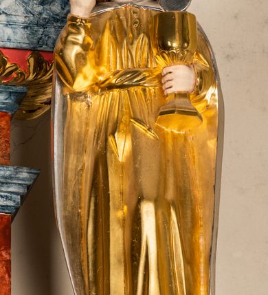 Zdjęcie nr 18: Ołtarz architektoniczny, jednondygnacyjny, jednoosiowy, ze zwieńczeniem. Ołtarz prostopadłościenny, z drewnianą mensą i kamiennym portatylem. Retabulum na niewysokim cokole o zryzalitowanych, uskokowych bokach. Retabulum ujęte parą zdwojonych filarów z przylegającymi do nich od wewnętrznej strony wąskimi pilastrami oraz parą kolumn wspierających przerwane, wyłamujące się po środku belkowanie. Zwieńczenie w formie przerwanego przyczółka w kształcie trójkąta o wklęsłych ramionach. 
Antependium,  pośrodku z motywem płaskorzeźbionego monogramu IHS i gorejącego Serca Jezusa ujętego wieńcem srebrzonych obłoków i promienistą glorią. Powierzchnia boków płyciny antependium pokryta wicią akantową. W polach cokołu dolnej kondygnacji retabulum i w dolnej partii części środkowej retabulum oraz w części belkowania ornamentyka akantowa. W górnej partii części środkowej, po środku niewielki cokolik zdobiony fragmentem wici akantowej zwieńczony półkulą z kwiatonem ujętym parą antytetycznych wolut. Dolna kondygnacja retabulum ujęta parą ażurowych, akantowych uszaków. Boki górnej kondygnacji zdobione motywem ornamentu akantowego. Partie gzymsu z ornamentyką roślinną. Pole części środkowej dolnej kondygnacji w kształcie stojącego prostokąta ujętego srebrzona i złoconą ramą w formie półwałka, zdobioną motywem liści laurowych. W środku obraz Serce Jezusa. W zwieńczeniu  rzeźbione popiersie Boga Ojca. Kondygnacja ta ujęta parą rzeźb św. Jana Chrzciciela po lewej stronie i św. Jana Ewangelisty po prawej. Po środku zwieńczenia figura Archanioła Michała. Na krawędziach przerwanego przyczółka para aniołków przyklękających na srebrzonych obłokach.
Struktura marmoryzowana w odcieniach brązów i szarości. Partie detalu architektonicznego i ornamentyka złocone i srebrzone.         
