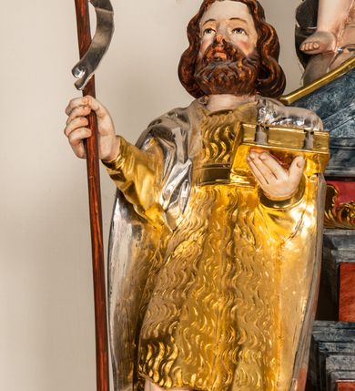 Zdjęcie nr 16: Ołtarz architektoniczny, jednondygnacyjny, jednoosiowy, ze zwieńczeniem. Ołtarz prostopadłościenny, z drewnianą mensą i kamiennym portatylem. Retabulum na niewysokim cokole o zryzalitowanych, uskokowych bokach. Retabulum ujęte parą zdwojonych filarów z przylegającymi do nich od wewnętrznej strony wąskimi pilastrami oraz parą kolumn wspierających przerwane, wyłamujące się po środku belkowanie. Zwieńczenie w formie przerwanego przyczółka w kształcie trójkąta o wklęsłych ramionach. 
Antependium,  pośrodku z motywem płaskorzeźbionego monogramu IHS i gorejącego Serca Jezusa ujętego wieńcem srebrzonych obłoków i promienistą glorią. Powierzchnia boków płyciny antependium pokryta wicią akantową. W polach cokołu dolnej kondygnacji retabulum i w dolnej partii części środkowej retabulum oraz w części belkowania ornamentyka akantowa. W górnej partii części środkowej, po środku niewielki cokolik zdobiony fragmentem wici akantowej zwieńczony półkulą z kwiatonem ujętym parą antytetycznych wolut. Dolna kondygnacja retabulum ujęta parą ażurowych, akantowych uszaków. Boki górnej kondygnacji zdobione motywem ornamentu akantowego. Partie gzymsu z ornamentyką roślinną. Pole części środkowej dolnej kondygnacji w kształcie stojącego prostokąta ujętego srebrzona i złoconą ramą w formie półwałka, zdobioną motywem liści laurowych. W środku obraz Serce Jezusa. W zwieńczeniu  rzeźbione popiersie Boga Ojca. Kondygnacja ta ujęta parą rzeźb św. Jana Chrzciciela po lewej stronie i św. Jana Ewangelisty po prawej. Po środku zwieńczenia figura Archanioła Michała. Na krawędziach przerwanego przyczółka para aniołków przyklękających na srebrzonych obłokach.
Struktura marmoryzowana w odcieniach brązów i szarości. Partie detalu architektonicznego i ornamentyka złocone i srebrzone.         
