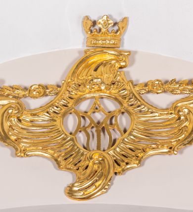 Zdjęcie nr 6: Ołtarz architektoniczny, jednondygnacyjny, jednoosiowy, ze zwieńczeniem. Ołtarz prostopadłościenny, z drewnianą mensą i kamiennym portatylem. Retabulum na niewysokim cokole o zryzalitowanych, uskokowych bokach. Retabulum ujęte parą zdwojonych filarów z przylegającymi do nich od wewnętrznej strony wąskimi pilastrami oraz parą kolumn wspierających przerwane, wyłamujące się po środku belkowanie. Zwieńczenie w formie przerwanego przyczółka w kształcie trójkąta o wklęsłych ramionach. 
Antependium,  pośrodku z motywem płaskorzeźbionego monogramu IHS i gorejącego Serca Jezusa ujętego wieńcem srebrzonych obłoków i promienistą glorią. Powierzchnia boków płyciny antependium pokryta wicią akantową. W polach cokołu dolnej kondygnacji retabulum i w dolnej partii części środkowej retabulum oraz w części belkowania ornamentyka akantowa. W górnej partii części środkowej, po środku niewielki cokolik zdobiony fragmentem wici akantowej zwieńczony półkulą z kwiatonem ujętym parą antytetycznych wolut. Dolna kondygnacja retabulum ujęta parą ażurowych, akantowych uszaków. Boki górnej kondygnacji zdobione motywem ornamentu akantowego. Partie gzymsu z ornamentyką roślinną. Pole części środkowej dolnej kondygnacji w kształcie stojącego prostokąta ujętego srebrzona i złoconą ramą w formie półwałka, zdobioną motywem liści laurowych. W środku obraz Serce Jezusa. W zwieńczeniu  rzeźbione popiersie Boga Ojca. Kondygnacja ta ujęta parą rzeźb św. Jana Chrzciciela po lewej stronie i św. Jana Ewangelisty po prawej. Po środku zwieńczenia figura Archanioła Michała. Na krawędziach przerwanego przyczółka para aniołków przyklękających na srebrzonych obłokach.
Struktura marmoryzowana w odcieniach brązów i szarości. Partie detalu architektonicznego i ornamentyka złocone i srebrzone.         
