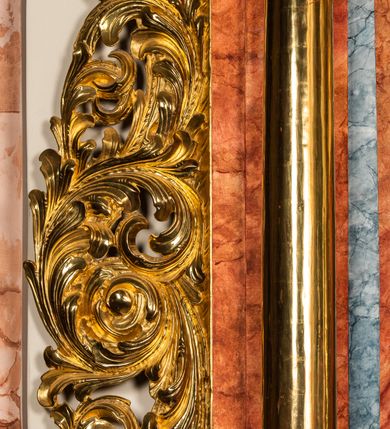 Zdjęcie nr 5: Ołtarz architektoniczny, jednondygnacyjny, jednoosiowy, ze zwieńczeniem. Ołtarz prostopadłościenny, z drewnianą mensą i kamiennym portatylem. Retabulum na niewysokim cokole o zryzalitowanych, uskokowych bokach. Retabulum ujęte parą zdwojonych filarów z przylegającymi do nich od wewnętrznej strony wąskimi pilastrami oraz parą kolumn wspierających przerwane, wyłamujące się po środku belkowanie. Zwieńczenie w formie przerwanego przyczółka w kształcie trójkąta o wklęsłych ramionach. 
Antependium,  pośrodku z motywem płaskorzeźbionego monogramu IHS i gorejącego Serca Jezusa ujętego wieńcem srebrzonych obłoków i promienistą glorią. Powierzchnia boków płyciny antependium pokryta wicią akantową. W polach cokołu dolnej kondygnacji retabulum i w dolnej partii części środkowej retabulum oraz w części belkowania ornamentyka akantowa. W górnej partii części środkowej, po środku niewielki cokolik zdobiony fragmentem wici akantowej zwieńczony półkulą z kwiatonem ujętym parą antytetycznych wolut. Dolna kondygnacja retabulum ujęta parą ażurowych, akantowych uszaków. Boki górnej kondygnacji zdobione motywem ornamentu akantowego. Partie gzymsu z ornamentyką roślinną. Pole części środkowej dolnej kondygnacji w kształcie stojącego prostokąta ujętego srebrzona i złoconą ramą w formie półwałka, zdobioną motywem liści laurowych. W środku obraz Serce Jezusa. W zwieńczeniu  rzeźbione popiersie Boga Ojca. Kondygnacja ta ujęta parą rzeźb św. Jana Chrzciciela po lewej stronie i św. Jana Ewangelisty po prawej. Po środku zwieńczenia figura Archanioła Michała. Na krawędziach przerwanego przyczółka para aniołków przyklękających na srebrzonych obłokach.
Struktura marmoryzowana w odcieniach brązów i szarości. Partie detalu architektonicznego i ornamentyka złocone i srebrzone.         
