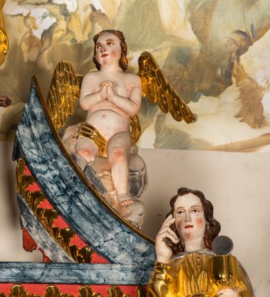 Zdjęcie nr 17: Ołtarz architektoniczny, jednondygnacyjny, jednoosiowy, ze zwieńczeniem. Ołtarz prostopadłościenny, z drewnianą mensą i kamiennym portatylem. Retabulum na niewysokim cokole o zryzalitowanych, uskokowych bokach. Retabulum ujęte parą zdwojonych filarów z przylegającymi do nich od wewnętrznej strony wąskimi pilastrami oraz parą kolumn wspierających przerwane, wyłamujące się po środku belkowanie. Zwieńczenie w formie przerwanego przyczółka w kształcie trójkąta o wklęsłych ramionach. 
Antependium,  pośrodku z motywem płaskorzeźbionego monogramu IHS i gorejącego Serca Jezusa ujętego wieńcem srebrzonych obłoków i promienistą glorią. Powierzchnia boków płyciny antependium pokryta wicią akantową. W polach cokołu dolnej kondygnacji retabulum i w dolnej partii części środkowej retabulum oraz w części belkowania ornamentyka akantowa. W górnej partii części środkowej, po środku niewielki cokolik zdobiony fragmentem wici akantowej zwieńczony półkulą z kwiatonem ujętym parą antytetycznych wolut. Dolna kondygnacja retabulum ujęta parą ażurowych, akantowych uszaków. Boki górnej kondygnacji zdobione motywem ornamentu akantowego. Partie gzymsu z ornamentyką roślinną. Pole części środkowej dolnej kondygnacji w kształcie stojącego prostokąta ujętego srebrzona i złoconą ramą w formie półwałka, zdobioną motywem liści laurowych. W środku obraz Serce Jezusa. W zwieńczeniu  rzeźbione popiersie Boga Ojca. Kondygnacja ta ujęta parą rzeźb św. Jana Chrzciciela po lewej stronie i św. Jana Ewangelisty po prawej. Po środku zwieńczenia figura Archanioła Michała. Na krawędziach przerwanego przyczółka para aniołków przyklękających na srebrzonych obłokach.
Struktura marmoryzowana w odcieniach brązów i szarości. Partie detalu architektonicznego i ornamentyka złocone i srebrzone.         
