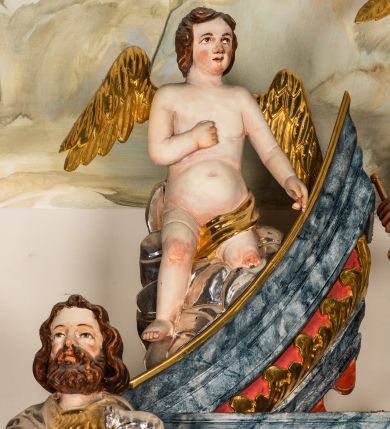 Zdjęcie nr 3: Ołtarz architektoniczny, jednondygnacyjny, jednoosiowy, ze zwieńczeniem. Ołtarz prostopadłościenny, z drewnianą mensą i kamiennym portatylem. Retabulum na niewysokim cokole o zryzalitowanych, uskokowych bokach. Retabulum ujęte parą zdwojonych filarów z przylegającymi do nich od wewnętrznej strony wąskimi pilastrami oraz parą kolumn wspierających przerwane, wyłamujące się po środku belkowanie. Zwieńczenie w formie przerwanego przyczółka w kształcie trójkąta o wklęsłych ramionach. 
Antependium,  pośrodku z motywem płaskorzeźbionego monogramu IHS i gorejącego Serca Jezusa ujętego wieńcem srebrzonych obłoków i promienistą glorią. Powierzchnia boków płyciny antependium pokryta wicią akantową. W polach cokołu dolnej kondygnacji retabulum i w dolnej partii części środkowej retabulum oraz w części belkowania ornamentyka akantowa. W górnej partii części środkowej, po środku niewielki cokolik zdobiony fragmentem wici akantowej zwieńczony półkulą z kwiatonem ujętym parą antytetycznych wolut. Dolna kondygnacja retabulum ujęta parą ażurowych, akantowych uszaków. Boki górnej kondygnacji zdobione motywem ornamentu akantowego. Partie gzymsu z ornamentyką roślinną. Pole części środkowej dolnej kondygnacji w kształcie stojącego prostokąta ujętego srebrzona i złoconą ramą w formie półwałka, zdobioną motywem liści laurowych. W środku obraz Serce Jezusa. W zwieńczeniu  rzeźbione popiersie Boga Ojca. Kondygnacja ta ujęta parą rzeźb św. Jana Chrzciciela po lewej stronie i św. Jana Ewangelisty po prawej. Po środku zwieńczenia figura Archanioła Michała. Na krawędziach przerwanego przyczółka para aniołków przyklękających na srebrzonych obłokach.
Struktura marmoryzowana w odcieniach brązów i szarości. Partie detalu architektonicznego i ornamentyka złocone i srebrzone.         
