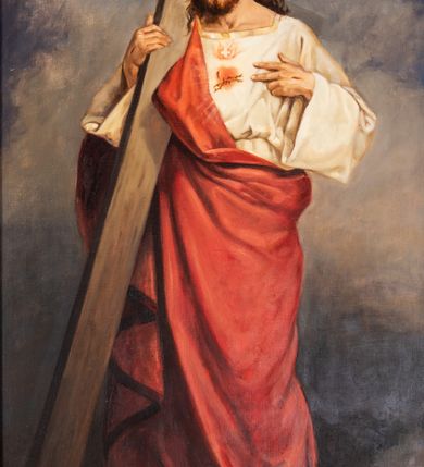 Zdjęcie nr 8: Ołtarz architektoniczny, jednondygnacyjny, jednoosiowy, ze zwieńczeniem. Ołtarz prostopadłościenny, z drewnianą mensą i kamiennym portatylem. Retabulum na niewysokim cokole o zryzalitowanych, uskokowych bokach. Retabulum ujęte parą zdwojonych filarów z przylegającymi do nich od wewnętrznej strony wąskimi pilastrami oraz parą kolumn wspierających przerwane, wyłamujące się po środku belkowanie. Zwieńczenie w formie przerwanego przyczółka w kształcie trójkąta o wklęsłych ramionach. 
Antependium,  pośrodku z motywem płaskorzeźbionego monogramu IHS i gorejącego Serca Jezusa ujętego wieńcem srebrzonych obłoków i promienistą glorią. Powierzchnia boków płyciny antependium pokryta wicią akantową. W polach cokołu dolnej kondygnacji retabulum i w dolnej partii części środkowej retabulum oraz w części belkowania ornamentyka akantowa. W górnej partii części środkowej, po środku niewielki cokolik zdobiony fragmentem wici akantowej zwieńczony półkulą z kwiatonem ujętym parą antytetycznych wolut. Dolna kondygnacja retabulum ujęta parą ażurowych, akantowych uszaków. Boki górnej kondygnacji zdobione motywem ornamentu akantowego. Partie gzymsu z ornamentyką roślinną. Pole części środkowej dolnej kondygnacji w kształcie stojącego prostokąta ujętego srebrzona i złoconą ramą w formie półwałka, zdobioną motywem liści laurowych. W środku obraz Serce Jezusa. W zwieńczeniu  rzeźbione popiersie Boga Ojca. Kondygnacja ta ujęta parą rzeźb św. Jana Chrzciciela po lewej stronie i św. Jana Ewangelisty po prawej. Po środku zwieńczenia figura Archanioła Michała. Na krawędziach przerwanego przyczółka para aniołków przyklękających na srebrzonych obłokach.
Struktura marmoryzowana w odcieniach brązów i szarości. Partie detalu architektonicznego i ornamentyka złocone i srebrzone.         
