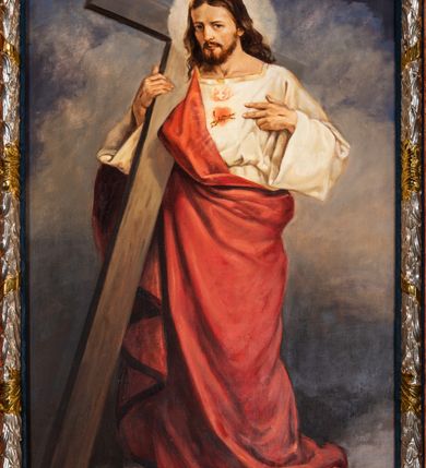 Zdjęcie nr 7: Ołtarz architektoniczny, jednondygnacyjny, jednoosiowy, ze zwieńczeniem. Ołtarz prostopadłościenny, z drewnianą mensą i kamiennym portatylem. Retabulum na niewysokim cokole o zryzalitowanych, uskokowych bokach. Retabulum ujęte parą zdwojonych filarów z przylegającymi do nich od wewnętrznej strony wąskimi pilastrami oraz parą kolumn wspierających przerwane, wyłamujące się po środku belkowanie. Zwieńczenie w formie przerwanego przyczółka w kształcie trójkąta o wklęsłych ramionach. 
Antependium,  pośrodku z motywem płaskorzeźbionego monogramu IHS i gorejącego Serca Jezusa ujętego wieńcem srebrzonych obłoków i promienistą glorią. Powierzchnia boków płyciny antependium pokryta wicią akantową. W polach cokołu dolnej kondygnacji retabulum i w dolnej partii części środkowej retabulum oraz w części belkowania ornamentyka akantowa. W górnej partii części środkowej, po środku niewielki cokolik zdobiony fragmentem wici akantowej zwieńczony półkulą z kwiatonem ujętym parą antytetycznych wolut. Dolna kondygnacja retabulum ujęta parą ażurowych, akantowych uszaków. Boki górnej kondygnacji zdobione motywem ornamentu akantowego. Partie gzymsu z ornamentyką roślinną. Pole części środkowej dolnej kondygnacji w kształcie stojącego prostokąta ujętego srebrzona i złoconą ramą w formie półwałka, zdobioną motywem liści laurowych. W środku obraz Serce Jezusa. W zwieńczeniu  rzeźbione popiersie Boga Ojca. Kondygnacja ta ujęta parą rzeźb św. Jana Chrzciciela po lewej stronie i św. Jana Ewangelisty po prawej. Po środku zwieńczenia figura Archanioła Michała. Na krawędziach przerwanego przyczółka para aniołków przyklękających na srebrzonych obłokach.
Struktura marmoryzowana w odcieniach brązów i szarości. Partie detalu architektonicznego i ornamentyka złocone i srebrzone.         
