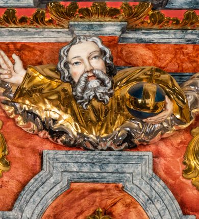 Zdjęcie nr 14: Ołtarz architektoniczny, jednondygnacyjny, jednoosiowy, ze zwieńczeniem. Ołtarz prostopadłościenny, z drewnianą mensą i kamiennym portatylem. Retabulum na niewysokim cokole o zryzalitowanych, uskokowych bokach. Retabulum ujęte parą zdwojonych filarów z przylegającymi do nich od wewnętrznej strony wąskimi pilastrami oraz parą kolumn wspierających przerwane, wyłamujące się po środku belkowanie. Zwieńczenie w formie przerwanego przyczółka w kształcie trójkąta o wklęsłych ramionach. 
Antependium,  pośrodku z motywem płaskorzeźbionego monogramu IHS i gorejącego Serca Jezusa ujętego wieńcem srebrzonych obłoków i promienistą glorią. Powierzchnia boków płyciny antependium pokryta wicią akantową. W polach cokołu dolnej kondygnacji retabulum i w dolnej partii części środkowej retabulum oraz w części belkowania ornamentyka akantowa. W górnej partii części środkowej, po środku niewielki cokolik zdobiony fragmentem wici akantowej zwieńczony półkulą z kwiatonem ujętym parą antytetycznych wolut. Dolna kondygnacja retabulum ujęta parą ażurowych, akantowych uszaków. Boki górnej kondygnacji zdobione motywem ornamentu akantowego. Partie gzymsu z ornamentyką roślinną. Pole części środkowej dolnej kondygnacji w kształcie stojącego prostokąta ujętego srebrzona i złoconą ramą w formie półwałka, zdobioną motywem liści laurowych. W środku obraz Serce Jezusa. W zwieńczeniu  rzeźbione popiersie Boga Ojca. Kondygnacja ta ujęta parą rzeźb św. Jana Chrzciciela po lewej stronie i św. Jana Ewangelisty po prawej. Po środku zwieńczenia figura Archanioła Michała. Na krawędziach przerwanego przyczółka para aniołków przyklękających na srebrzonych obłokach.
Struktura marmoryzowana w odcieniach brązów i szarości. Partie detalu architektonicznego i ornamentyka złocone i srebrzone.         
