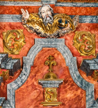 Zdjęcie nr 13: Ołtarz architektoniczny, jednondygnacyjny, jednoosiowy, ze zwieńczeniem. Ołtarz prostopadłościenny, z drewnianą mensą i kamiennym portatylem. Retabulum na niewysokim cokole o zryzalitowanych, uskokowych bokach. Retabulum ujęte parą zdwojonych filarów z przylegającymi do nich od wewnętrznej strony wąskimi pilastrami oraz parą kolumn wspierających przerwane, wyłamujące się po środku belkowanie. Zwieńczenie w formie przerwanego przyczółka w kształcie trójkąta o wklęsłych ramionach. 
Antependium,  pośrodku z motywem płaskorzeźbionego monogramu IHS i gorejącego Serca Jezusa ujętego wieńcem srebrzonych obłoków i promienistą glorią. Powierzchnia boków płyciny antependium pokryta wicią akantową. W polach cokołu dolnej kondygnacji retabulum i w dolnej partii części środkowej retabulum oraz w części belkowania ornamentyka akantowa. W górnej partii części środkowej, po środku niewielki cokolik zdobiony fragmentem wici akantowej zwieńczony półkulą z kwiatonem ujętym parą antytetycznych wolut. Dolna kondygnacja retabulum ujęta parą ażurowych, akantowych uszaków. Boki górnej kondygnacji zdobione motywem ornamentu akantowego. Partie gzymsu z ornamentyką roślinną. Pole części środkowej dolnej kondygnacji w kształcie stojącego prostokąta ujętego srebrzona i złoconą ramą w formie półwałka, zdobioną motywem liści laurowych. W środku obraz Serce Jezusa. W zwieńczeniu  rzeźbione popiersie Boga Ojca. Kondygnacja ta ujęta parą rzeźb św. Jana Chrzciciela po lewej stronie i św. Jana Ewangelisty po prawej. Po środku zwieńczenia figura Archanioła Michała. Na krawędziach przerwanego przyczółka para aniołków przyklękających na srebrzonych obłokach.
Struktura marmoryzowana w odcieniach brązów i szarości. Partie detalu architektonicznego i ornamentyka złocone i srebrzone.         
