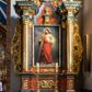 Zdjęcie nr 1: Ołtarz architektoniczny, jednondygnacyjny, jednoosiowy, ze zwieńczeniem. Ołtarz prostopadłościenny, z drewnianą mensą i kamiennym portatylem. Retabulum na niewysokim cokole o zryzalitowanych, uskokowych bokach. Retabulum ujęte parą zdwojonych filarów z przylegającymi do nich od wewnętrznej strony wąskimi pilastrami oraz parą kolumn wspierających przerwane, wyłamujące się po środku belkowanie. Zwieńczenie w formie przerwanego przyczółka w kształcie trójkąta o wklęsłych ramionach. 
Antependium,  pośrodku z motywem płaskorzeźbionego monogramu IHS i gorejącego Serca Jezusa ujętego wieńcem srebrzonych obłoków i promienistą glorią. Powierzchnia boków płyciny antependium pokryta wicią akantową. W polach cokołu dolnej kondygnacji retabulum i w dolnej partii części środkowej retabulum oraz w części belkowania ornamentyka akantowa. W górnej partii części środkowej, po środku niewielki cokolik zdobiony fragmentem wici akantowej zwieńczony półkulą z kwiatonem ujętym parą antytetycznych wolut. Dolna kondygnacja retabulum ujęta parą ażurowych, akantowych uszaków. Boki górnej kondygnacji zdobione motywem ornamentu akantowego. Partie gzymsu z ornamentyką roślinną. Pole części środkowej dolnej kondygnacji w kształcie stojącego prostokąta ujętego srebrzona i złoconą ramą w formie półwałka, zdobioną motywem liści laurowych. W środku obraz Serce Jezusa. W zwieńczeniu  rzeźbione popiersie Boga Ojca. Kondygnacja ta ujęta parą rzeźb św. Jana Chrzciciela po lewej stronie i św. Jana Ewangelisty po prawej. Po środku zwieńczenia figura Archanioła Michała. Na krawędziach przerwanego przyczółka para aniołków przyklękających na srebrzonych obłokach.
Struktura marmoryzowana w odcieniach brązów i szarości. Partie detalu architektonicznego i ornamentyka złocone i srebrzone.         
