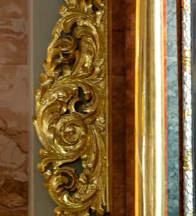 Zdjęcie nr 12: Ołtarz architektoniczny, jednondygnacyjny, jednoosiowy, ze zwieńczeniem. Ołtarz prostopadłościenny, z drewnianą mensą i kamiennym portatylem. Retabulum na niewysokim cokole o zryzalitowanych, uskokowych bokach. Retabulum ujęte parą zdwojonych filarów z przylegającymi do nich od wewnętrznej strony wąskimi pilastrami oraz parą kolumn wspierających przerwane, wyłamujące się po środku belkowanie. Zwieńczenie w formie przerwanego przyczółka w kształcie trójkąta o wklęsłych ramionach. 
Antependium,  pośrodku z motywem płaskorzeźbionego monogramu IHS i gorejącego Serca Jezusa ujętego wieńcem srebrzonych obłoków i promienistą glorią. Powierzchnia boków płyciny antependium pokryta wicią akantową. W polach cokołu dolnej kondygnacji retabulum i w dolnej partii części środkowej retabulum oraz w części belkowania ornamentyka akantowa. W górnej partii części środkowej, po środku niewielki cokolik zdobiony fragmentem wici akantowej zwieńczony półkulą z kwiatonem ujętym parą antytetycznych wolut. Dolna kondygnacja retabulum ujęta parą ażurowych, akantowych uszaków. Boki górnej kondygnacji zdobione motywem ornamentu akantowego. Partie gzymsu z ornamentyką roślinną. Pole części środkowej dolnej kondygnacji w kształcie stojącego prostokąta ujętego srebrzona i złoconą ramą w formie półwałka, zdobioną motywem liści laurowych. W środku obraz Serce Jezusa. W zwieńczeniu  rzeźbione popiersie Boga Ojca. Kondygnacja ta ujęta parą rzeźb św. Jana Chrzciciela po lewej stronie i św. Jana Ewangelisty po prawej. Po środku zwieńczenia figura Archanioła Michała. Na krawędziach przerwanego przyczółka para aniołków przyklękających na srebrzonych obłokach.
Struktura marmoryzowana w odcieniach brązów i szarości. Partie detalu architektonicznego i ornamentyka złocone i srebrzone.         
