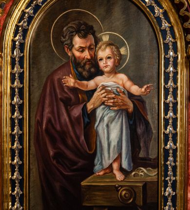 Zdjęcie nr 3: Ołtarz architektoniczny, dwukondygnacyjny, jednoosiowy, ze zwieńczeniem. Ołtarz prostopadłościenny, z drewnianą mensą i kamiennym portatylem, ujęty po bokach parą pilastrów, z antepedium dekorowanym płyciną z płaskorzeźbionym krzyżem równoramiennym z motywami lilii między ramionami, wpisanym w okrąg. Pierwsza kondygnacja nastawy w formie jednoprzelotowego łuku triumfalnego, którego półkolista arkada wsparta jest na parze kolumn o kanelowanych trzonach. Całość ujmują dwie pary spiętrzonych pilastrów oraz para spływów wolutowych, a wieńczy wydatny gzyms. Druga kondygnacja ujęta po bokach parą i kolumn wspierających wyłamujące się ponad nimi, przerwane w partii architrawu i fryzu belkowanie. Dodatkowo ta część retabulum jest flankowana parą spływów wolutowych. Zwieńczenie w formie trójkątnego przyczółka. Pola pilastrów zdobione motywem stylizowanej wici roślinnej, w kapitelach kolumn uskrzydlone główki anielskie. Podłucze arkady pierwszej kondygnacji ujęte koronkowym fryzem arkadkowym. W polu zwieńczenia płaskorzeźbiona gołębica Ducha Świętego na tle promienistej glorii. Po bokach para płomienistych wazonów, w szczycie krzyż. 
W polu pierwszej kondygnacji obraz  w kształcie stojącego prostokąta zamkniętego półkoliście, z wizerunkiem św. Józefa. W polu drugiej kondygnacji zamknięty półkoliście obraz św. Kazimierza. Struktura marmoryzowana w odcieniach brązu i niebieskości, detal architektoniczny i ornamentyka złocone i srebrzone. 
