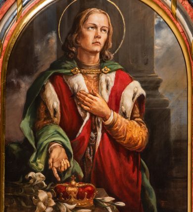 Zdjęcie nr 5: Ołtarz architektoniczny, dwukondygnacyjny, jednoosiowy, ze zwieńczeniem. Ołtarz prostopadłościenny, z drewnianą mensą i kamiennym portatylem, ujęty po bokach parą pilastrów, z antepedium dekorowanym płyciną z płaskorzeźbionym krzyżem równoramiennym z motywami lilii między ramionami, wpisanym w okrąg. Pierwsza kondygnacja nastawy w formie jednoprzelotowego łuku triumfalnego, którego półkolista arkada wsparta jest na parze kolumn o kanelowanych trzonach. Całość ujmują dwie pary spiętrzonych pilastrów oraz para spływów wolutowych, a wieńczy wydatny gzyms. Druga kondygnacja ujęta po bokach parą i kolumn wspierających wyłamujące się ponad nimi, przerwane w partii architrawu i fryzu belkowanie. Dodatkowo ta część retabulum jest flankowana parą spływów wolutowych. Zwieńczenie w formie trójkątnego przyczółka. Pola pilastrów zdobione motywem stylizowanej wici roślinnej, w kapitelach kolumn uskrzydlone główki anielskie. Podłucze arkady pierwszej kondygnacji ujęte koronkowym fryzem arkadkowym. W polu zwieńczenia płaskorzeźbiona gołębica Ducha Świętego na tle promienistej glorii. Po bokach para płomienistych wazonów, w szczycie krzyż. 
W polu pierwszej kondygnacji obraz  w kształcie stojącego prostokąta zamkniętego półkoliście, z wizerunkiem św. Józefa. W polu drugiej kondygnacji zamknięty półkoliście obraz św. Kazimierza. Struktura marmoryzowana w odcieniach brązu i niebieskości, detal architektoniczny i ornamentyka złocone i srebrzone. 
