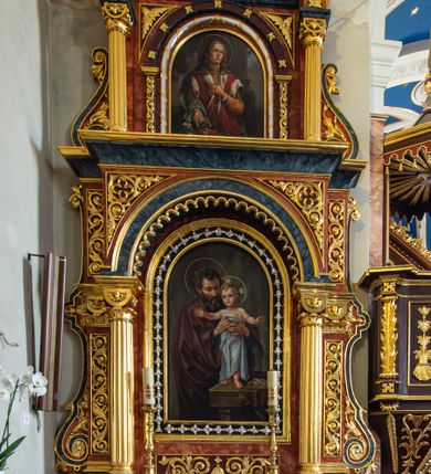 Zdjęcie nr 1: Ołtarz architektoniczny, dwukondygnacyjny, jednoosiowy, ze zwieńczeniem. Ołtarz prostopadłościenny, z drewnianą mensą i kamiennym portatylem, ujęty po bokach parą pilastrów, z antepedium dekorowanym płyciną z płaskorzeźbionym krzyżem równoramiennym z motywami lilii między ramionami, wpisanym w okrąg. Pierwsza kondygnacja nastawy w formie jednoprzelotowego łuku triumfalnego, którego półkolista arkada wsparta jest na parze kolumn o kanelowanych trzonach. Całość ujmują dwie pary spiętrzonych pilastrów oraz para spływów wolutowych, a wieńczy wydatny gzyms. Druga kondygnacja ujęta po bokach parą i kolumn wspierających wyłamujące się ponad nimi, przerwane w partii architrawu i fryzu belkowanie. Dodatkowo ta część retabulum jest flankowana parą spływów wolutowych. Zwieńczenie w formie trójkątnego przyczółka. Pola pilastrów zdobione motywem stylizowanej wici roślinnej, w kapitelach kolumn uskrzydlone główki anielskie. Podłucze arkady pierwszej kondygnacji ujęte koronkowym fryzem arkadkowym. W polu zwieńczenia płaskorzeźbiona gołębica Ducha Świętego na tle promienistej glorii. Po bokach para płomienistych wazonów, w szczycie krzyż. 
W polu pierwszej kondygnacji obraz  w kształcie stojącego prostokąta zamkniętego półkoliście, z wizerunkiem św. Józefa. W polu drugiej kondygnacji zamknięty półkoliście obraz św. Kazimierza. Struktura marmoryzowana w odcieniach brązu i niebieskości, detal architektoniczny i ornamentyka złocone i srebrzone. 
