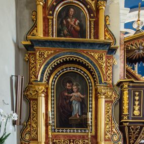 Zdjęcie nr 1: Ołtarz architektoniczny, dwukondygnacyjny, jednoosiowy, ze zwieńczeniem. Ołtarz prostopadłościenny, z drewnianą mensą i kamiennym portatylem, ujęty po bokach parą pilastrów, z antepedium dekorowanym płyciną z płaskorzeźbionym krzyżem równoramiennym z motywami lilii między ramionami, wpisanym w okrąg. Pierwsza kondygnacja nastawy w formie jednoprzelotowego łuku triumfalnego, którego półkolista arkada wsparta jest na parze kolumn o kanelowanych trzonach. Całość ujmują dwie pary spiętrzonych pilastrów oraz para spływów wolutowych, a wieńczy wydatny gzyms. Druga kondygnacja ujęta po bokach parą i kolumn wspierających wyłamujące się ponad nimi, przerwane w partii architrawu i fryzu belkowanie. Dodatkowo ta część retabulum jest flankowana parą spływów wolutowych. Zwieńczenie w formie trójkątnego przyczółka. Pola pilastrów zdobione motywem stylizowanej wici roślinnej, w kapitelach kolumn uskrzydlone główki anielskie. Podłucze arkady pierwszej kondygnacji ujęte koronkowym fryzem arkadkowym. W polu zwieńczenia płaskorzeźbiona gołębica Ducha Świętego na tle promienistej glorii. Po bokach para płomienistych wazonów, w szczycie krzyż. 
W polu pierwszej kondygnacji obraz  w kształcie stojącego prostokąta zamkniętego półkoliście, z wizerunkiem św. Józefa. W polu drugiej kondygnacji zamknięty półkoliście obraz św. Kazimierza. Struktura marmoryzowana w odcieniach brązu i niebieskości, detal architektoniczny i ornamentyka złocone i srebrzone. 

