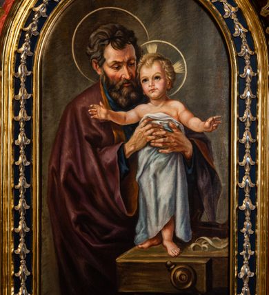 Zdjęcie nr 1: Obraz w kształcie stojącego prostokąta zamkniętego łukiem półkolistym z przedstawieniem św. Józefa z Dzieciątkiem. W centrum kompozycji ukazany św. Józef, w półpostaci, rękami podtrzymujący stojące po jego lewej stronie, na strugnicy Dzieciątko. Święty jest ubrany w ciemnoniebieską, długą suknię z długimi rękawami oraz purpurowy płaszcz z pomarańczową podszewką. Głowa z krótkimi, bujnymi, siwymi włosami, pochylona w stronę Dzieciątka. Twarz podłużna z długą, gęstą brodą, z długim i spiczastym nosem i lekko przymkniętymi oczami. Zwrócone na wprost Dzieciątko ukazane jest w pozycji stojącej, z szeroko rozłożonymi rękami. Nagą sylwetkę osłania od piersi do stóp długa, biała tkanina. Twarz o dziecięcych rysach, z małymi i wąskimi ustami, krótkim nosem i dużymi oczami, ze wzrokiem skierowanym ku górze. Włosy kędzierzawe, jasne, z puklem pośrodku czoła. Wokół głowy Dzieciątka nimb krzyżowy w złotym okręgu, a wokół głowy św. Józefa złota aureola. Tło jednolite, w odcieniach szarości.