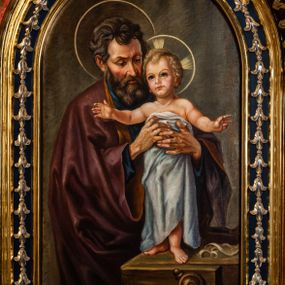 Zdjęcie nr 1: Obraz w kształcie stojącego prostokąta zamkniętego łukiem półkolistym z przedstawieniem św. Józefa z Dzieciątkiem. W centrum kompozycji ukazany św. Józef, w półpostaci, rękami podtrzymujący stojące po jego lewej stronie, na strugnicy Dzieciątko. Święty jest ubrany w ciemnoniebieską, długą suknię z długimi rękawami oraz purpurowy płaszcz z pomarańczową podszewką. Głowa z krótkimi, bujnymi, siwymi włosami, pochylona w stronę Dzieciątka. Twarz podłużna z długą, gęstą brodą, z długim i spiczastym nosem i lekko przymkniętymi oczami. Zwrócone na wprost Dzieciątko ukazane jest w pozycji stojącej, z szeroko rozłożonymi rękami. Nagą sylwetkę osłania od piersi do stóp długa, biała tkanina. Twarz o dziecięcych rysach, z małymi i wąskimi ustami, krótkim nosem i dużymi oczami, ze wzrokiem skierowanym ku górze. Włosy kędzierzawe, jasne, z puklem pośrodku czoła. Wokół głowy Dzieciątka nimb krzyżowy w złotym okręgu, a wokół głowy św. Józefa złota aureola. Tło jednolite, w odcieniach szarości.