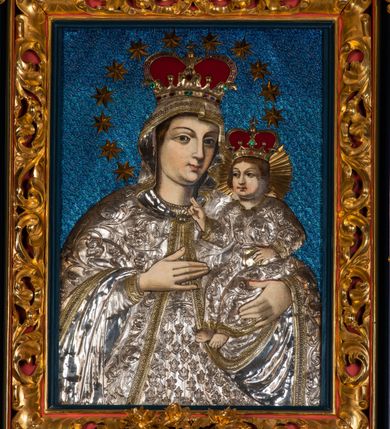 Zdjęcie nr 6: Ołtarz przyścienny, architektoniczny, jednokondygnacyjny, trójosiowy, ze zwieńczeniem. Ołtarz prostopadłościenny z antepedium artykułowanym trzema płycinami. Dwie skrajne, węższe zawierają dekorację złożoną z korony i nasadzonego na nią krzyża pomiędzy liśćmi wawrzynu ustawionymi w słup, środkowa, szersza z motywem krzyża równoramiennego o trójlistnych zakończeniach ramion, ujętego maswerkiem. Predella wklęśle zwężająca się, po bokach artykułowana pięcioma płycinami ze stylizowanymi wiciami roślinnymi. Tabernakulum w formie prostopadłościennej szafki, flankowane od frontu parą kolumienek wtopionych w naroża, zamknięte nadwieszonym łukiem półkolistym. Prostokątne, półkoliście zamknięte drzwiczki zdobione płaskorzeźbionym motywem kielicha eucharystycznego.  Część środkowa nastawy w formie trójprzelotowego łuku triumfalnego. Każda z ujmujących płytkie wnęki półkolistych arkad wsparta na parze kolumn. Podłucza ujęte dekoracyjnym ornamentem arkadkowym, który w części środkowej przybiera kształt trójliścia. Kolumny wspierają zamykające osie wimpergi. Zwieńczenie części środkowej retabulum osadzone na zdwojonym cokole, ma formę wspartej na parze kolumienek półkolistej arkady, której podłucze wypełnia motyw trójliścia, zamkniętej wimpergą. Całość ujmuje para przypór o zakończeniach ujętych kolumienkami wspierającymi sterczyny. Boczne osie zwieńczone motywem oktogonalnych latarni przekrytych kopułkami. Pola predelli zdobią motywy wici akantowych, boki ujmuje para ażurowych uszaków. W polach wimperg oraz w dolnej partii wnęki części środkowej stylizowana ornamentyka roślinna, w górnej części monogram maryjny. Krawędzie zwieńczenia zdobi motyw wici roślinnej, czołganki oraz sterczyny zwieńczone kwiatonami. We wnęce części środkowej ujęty rzeźbioną, złoconą ramą obraz Matki Boskiej z Dzieciątkiem. We wnęce po prawej stronie retabulum figura św. Stanisława Kostki, po lewej św. Alojzego Gonzagi. W zwieńczeniu figura anioła. Polichromia ołtarza utrzymana w kolorach beżu i różu, detale i ornamenty złocone. Kolumny środkowej osi zielone, marmoryzowane, gzymsy w przyczółkach w kolorach niebieskim i czerwonym.