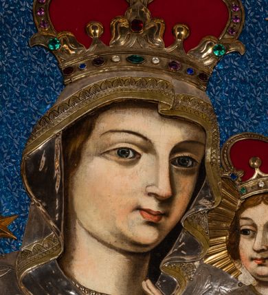 Zdjęcie nr 8: Ołtarz przyścienny, architektoniczny, jednokondygnacyjny, trójosiowy, ze zwieńczeniem. Ołtarz prostopadłościenny z antepedium artykułowanym trzema płycinami. Dwie skrajne, węższe zawierają dekorację złożoną z korony i nasadzonego na nią krzyża pomiędzy liśćmi wawrzynu ustawionymi w słup, środkowa, szersza z motywem krzyża równoramiennego o trójlistnych zakończeniach ramion, ujętego maswerkiem. Predella wklęśle zwężająca się, po bokach artykułowana pięcioma płycinami ze stylizowanymi wiciami roślinnymi. Tabernakulum w formie prostopadłościennej szafki, flankowane od frontu parą kolumienek wtopionych w naroża, zamknięte nadwieszonym łukiem półkolistym. Prostokątne, półkoliście zamknięte drzwiczki zdobione płaskorzeźbionym motywem kielicha eucharystycznego.  Część środkowa nastawy w formie trójprzelotowego łuku triumfalnego. Każda z ujmujących płytkie wnęki półkolistych arkad wsparta na parze kolumn. Podłucza ujęte dekoracyjnym ornamentem arkadkowym, który w części środkowej przybiera kształt trójliścia. Kolumny wspierają zamykające osie wimpergi. Zwieńczenie części środkowej retabulum osadzone na zdwojonym cokole, ma formę wspartej na parze kolumienek półkolistej arkady, której podłucze wypełnia motyw trójliścia, zamkniętej wimpergą. Całość ujmuje para przypór o zakończeniach ujętych kolumienkami wspierającymi sterczyny. Boczne osie zwieńczone motywem oktogonalnych latarni przekrytych kopułkami. Pola predelli zdobią motywy wici akantowych, boki ujmuje para ażurowych uszaków. W polach wimperg oraz w dolnej partii wnęki części środkowej stylizowana ornamentyka roślinna, w górnej części monogram maryjny. Krawędzie zwieńczenia zdobi motyw wici roślinnej, czołganki oraz sterczyny zwieńczone kwiatonami. We wnęce części środkowej ujęty rzeźbioną, złoconą ramą obraz Matki Boskiej z Dzieciątkiem. We wnęce po prawej stronie retabulum figura św. Stanisława Kostki, po lewej św. Alojzego Gonzagi. W zwieńczeniu figura anioła. Polichromia ołtarza utrzymana w kolorach beżu i różu, detale i ornamenty złocone. Kolumny środkowej osi zielone, marmoryzowane, gzymsy w przyczółkach w kolorach niebieskim i czerwonym.