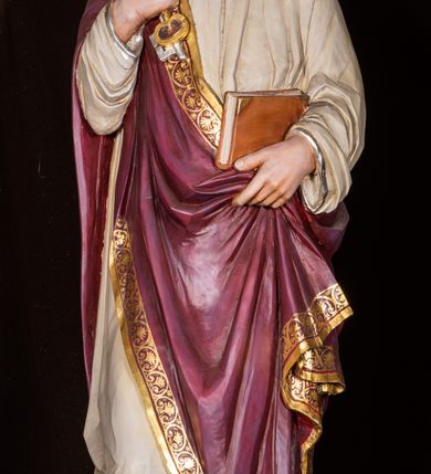 Zdjęcie nr 16: Ołtarz architektoniczny, jednokondygnacyjny, pięcioosiowy, na dwustrefowym cokole z bramkami w jego partii. Ołtarz prostopadłościenny, murowany, w drewnianej obudowie. Antepedium podzielone na trzy pola czterema pilastrami; w środkowym płaskorzeźbione serce ujęte krzyżem i kotwicą oraz kwiatami, w bocznych dekoracja roślinna. 
Tabernakulum w formie drewnianej skrzynki na planie prostokąta o ściętych przednich narożach, na profilowanym cokole, zamknięte gzymsem. Ścianka frontowa metalowa z drzwiczkami w formie stojącego prostokąta zamkniętego łukiem półkolistym z aplikowanym krzyżem z gorejącym sercem w glorii oraz winnym gronem i kłosami zbóż u spodu. Powyżej w przyłuczach aplikowana dekoracja w postaci winnego grona i kłosów zboża. Naroża i ścianki boczne dekorowane płycinami z płaskorzeźbionymi kwiatami i aplikowanymi metalowymi płytkami z kłosami zbóż. Na tabernakulum tron wystawienia w postaci baldachimu na czterech kolumienkach ze ścianką tylną z płaskorzeźbioną glorią promienistą. Baldachim o łukach ostrych, na froncie trójlistnym, z podwieszonymi wspornikami; całość zakończona krzyżem. 
Oś środkowa retabulum wyższa i szersza od pozostałych, ujęta dwiema parami stylizowanych kolumn dźwigającym archiwoltę oraz stylizowaną wimpergę, w której polu znajduje się fryz arkadkowy i medalion z płaskorzeźbioną Madonną z Dzieciątkiem (według Rafaela Santi), całość zamknięta trójkątnym gzymsem nadwieszonym, dekorowanym stylizowanym akantem, z krzyżem wieńczącym. W polu centralnym nisza w formie stojącego prostokąta zamkniętego łukiem półkolistym z wymiennymi figurami Matki Boskiej i Najświętszego Serca Jezusa, ujęta profilowaną ramą oraz pasem ornamentu roślinnego, na zasuwie wizerunek św. Marcina z Tours dzielącego się płaszczem z żebrakiem. Nisze boczne wydzielone wąskimi kolumienkami dźwigającymi niepełne belkowanie z dekoracją geometryczną i roślinną. W niszach środkowych na cokołach figury św. Piotra i św. Pawła; na osiach skrajnych malowane na desce przedstawienia św. Marcina jako mnicha po lewej stronie i św. Marcina jako biskupa po prawej. W dolnej partii strefy cokołu, na osiach wewnętrznych bramki w formie przejść; na skrajnych osiach siedziska. W partii drugiej strefy cokołu krenelaż, ornament ze stylizowanych lilii heraldycznych i płaskorzeźbiona dekoracja roślinna. Struktura w kolorze naturalnego drewna, z polichromowanymi na niebiesko i czerwono akcentami; ornamentyka i detale architektoniczne złocone.
