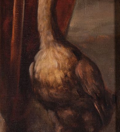 Zdjęcie nr 12: Ołtarz architektoniczny, jednokondygnacyjny, pięcioosiowy, na dwustrefowym cokole z bramkami w jego partii. Ołtarz prostopadłościenny, murowany, w drewnianej obudowie. Antepedium podzielone na trzy pola czterema pilastrami; w środkowym płaskorzeźbione serce ujęte krzyżem i kotwicą oraz kwiatami, w bocznych dekoracja roślinna. 
Tabernakulum w formie drewnianej skrzynki na planie prostokąta o ściętych przednich narożach, na profilowanym cokole, zamknięte gzymsem. Ścianka frontowa metalowa z drzwiczkami w formie stojącego prostokąta zamkniętego łukiem półkolistym z aplikowanym krzyżem z gorejącym sercem w glorii oraz winnym gronem i kłosami zbóż u spodu. Powyżej w przyłuczach aplikowana dekoracja w postaci winnego grona i kłosów zboża. Naroża i ścianki boczne dekorowane płycinami z płaskorzeźbionymi kwiatami i aplikowanymi metalowymi płytkami z kłosami zbóż. Na tabernakulum tron wystawienia w postaci baldachimu na czterech kolumienkach ze ścianką tylną z płaskorzeźbioną glorią promienistą. Baldachim o łukach ostrych, na froncie trójlistnym, z podwieszonymi wspornikami; całość zakończona krzyżem. 
Oś środkowa retabulum wyższa i szersza od pozostałych, ujęta dwiema parami stylizowanych kolumn dźwigającym archiwoltę oraz stylizowaną wimpergę, w której polu znajduje się fryz arkadkowy i medalion z płaskorzeźbioną Madonną z Dzieciątkiem (według Rafaela Santi), całość zamknięta trójkątnym gzymsem nadwieszonym, dekorowanym stylizowanym akantem, z krzyżem wieńczącym. W polu centralnym nisza w formie stojącego prostokąta zamkniętego łukiem półkolistym z wymiennymi figurami Matki Boskiej i Najświętszego Serca Jezusa, ujęta profilowaną ramą oraz pasem ornamentu roślinnego, na zasuwie wizerunek św. Marcina z Tours dzielącego się płaszczem z żebrakiem. Nisze boczne wydzielone wąskimi kolumienkami dźwigającymi niepełne belkowanie z dekoracją geometryczną i roślinną. W niszach środkowych na cokołach figury św. Piotra i św. Pawła; na osiach skrajnych malowane na desce przedstawienia św. Marcina jako mnicha po lewej stronie i św. Marcina jako biskupa po prawej. W dolnej partii strefy cokołu, na osiach wewnętrznych bramki w formie przejść; na skrajnych osiach siedziska. W partii drugiej strefy cokołu krenelaż, ornament ze stylizowanych lilii heraldycznych i płaskorzeźbiona dekoracja roślinna. Struktura w kolorze naturalnego drewna, z polichromowanymi na niebiesko i czerwono akcentami; ornamentyka i detale architektoniczne złocone.
