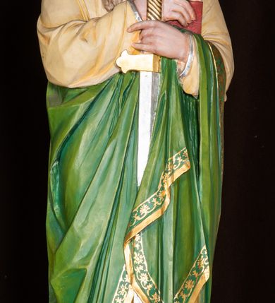 Zdjęcie nr 18: Ołtarz architektoniczny, jednokondygnacyjny, pięcioosiowy, na dwustrefowym cokole z bramkami w jego partii. Ołtarz prostopadłościenny, murowany, w drewnianej obudowie. Antepedium podzielone na trzy pola czterema pilastrami; w środkowym płaskorzeźbione serce ujęte krzyżem i kotwicą oraz kwiatami, w bocznych dekoracja roślinna. 
Tabernakulum w formie drewnianej skrzynki na planie prostokąta o ściętych przednich narożach, na profilowanym cokole, zamknięte gzymsem. Ścianka frontowa metalowa z drzwiczkami w formie stojącego prostokąta zamkniętego łukiem półkolistym z aplikowanym krzyżem z gorejącym sercem w glorii oraz winnym gronem i kłosami zbóż u spodu. Powyżej w przyłuczach aplikowana dekoracja w postaci winnego grona i kłosów zboża. Naroża i ścianki boczne dekorowane płycinami z płaskorzeźbionymi kwiatami i aplikowanymi metalowymi płytkami z kłosami zbóż. Na tabernakulum tron wystawienia w postaci baldachimu na czterech kolumienkach ze ścianką tylną z płaskorzeźbioną glorią promienistą. Baldachim o łukach ostrych, na froncie trójlistnym, z podwieszonymi wspornikami; całość zakończona krzyżem. 
Oś środkowa retabulum wyższa i szersza od pozostałych, ujęta dwiema parami stylizowanych kolumn dźwigającym archiwoltę oraz stylizowaną wimpergę, w której polu znajduje się fryz arkadkowy i medalion z płaskorzeźbioną Madonną z Dzieciątkiem (według Rafaela Santi), całość zamknięta trójkątnym gzymsem nadwieszonym, dekorowanym stylizowanym akantem, z krzyżem wieńczącym. W polu centralnym nisza w formie stojącego prostokąta zamkniętego łukiem półkolistym z wymiennymi figurami Matki Boskiej i Najświętszego Serca Jezusa, ujęta profilowaną ramą oraz pasem ornamentu roślinnego, na zasuwie wizerunek św. Marcina z Tours dzielącego się płaszczem z żebrakiem. Nisze boczne wydzielone wąskimi kolumienkami dźwigającymi niepełne belkowanie z dekoracją geometryczną i roślinną. W niszach środkowych na cokołach figury św. Piotra i św. Pawła; na osiach skrajnych malowane na desce przedstawienia św. Marcina jako mnicha po lewej stronie i św. Marcina jako biskupa po prawej. W dolnej partii strefy cokołu, na osiach wewnętrznych bramki w formie przejść; na skrajnych osiach siedziska. W partii drugiej strefy cokołu krenelaż, ornament ze stylizowanych lilii heraldycznych i płaskorzeźbiona dekoracja roślinna. Struktura w kolorze naturalnego drewna, z polichromowanymi na niebiesko i czerwono akcentami; ornamentyka i detale architektoniczne złocone.
