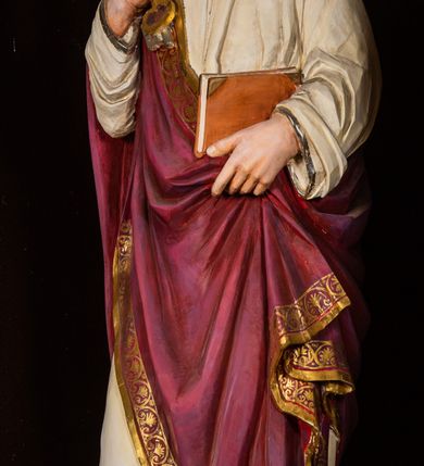 Zdjęcie nr 15: Ołtarz architektoniczny, jednokondygnacyjny, pięcioosiowy, na dwustrefowym cokole z bramkami w jego partii. Ołtarz prostopadłościenny, murowany, w drewnianej obudowie. Antepedium podzielone na trzy pola czterema pilastrami; w środkowym płaskorzeźbione serce ujęte krzyżem i kotwicą oraz kwiatami, w bocznych dekoracja roślinna. 
Tabernakulum w formie drewnianej skrzynki na planie prostokąta o ściętych przednich narożach, na profilowanym cokole, zamknięte gzymsem. Ścianka frontowa metalowa z drzwiczkami w formie stojącego prostokąta zamkniętego łukiem półkolistym z aplikowanym krzyżem z gorejącym sercem w glorii oraz winnym gronem i kłosami zbóż u spodu. Powyżej w przyłuczach aplikowana dekoracja w postaci winnego grona i kłosów zboża. Naroża i ścianki boczne dekorowane płycinami z płaskorzeźbionymi kwiatami i aplikowanymi metalowymi płytkami z kłosami zbóż. Na tabernakulum tron wystawienia w postaci baldachimu na czterech kolumienkach ze ścianką tylną z płaskorzeźbioną glorią promienistą. Baldachim o łukach ostrych, na froncie trójlistnym, z podwieszonymi wspornikami; całość zakończona krzyżem. 
Oś środkowa retabulum wyższa i szersza od pozostałych, ujęta dwiema parami stylizowanych kolumn dźwigającym archiwoltę oraz stylizowaną wimpergę, w której polu znajduje się fryz arkadkowy i medalion z płaskorzeźbioną Madonną z Dzieciątkiem (według Rafaela Santi), całość zamknięta trójkątnym gzymsem nadwieszonym, dekorowanym stylizowanym akantem, z krzyżem wieńczącym. W polu centralnym nisza w formie stojącego prostokąta zamkniętego łukiem półkolistym z wymiennymi figurami Matki Boskiej i Najświętszego Serca Jezusa, ujęta profilowaną ramą oraz pasem ornamentu roślinnego, na zasuwie wizerunek św. Marcina z Tours dzielącego się płaszczem z żebrakiem. Nisze boczne wydzielone wąskimi kolumienkami dźwigającymi niepełne belkowanie z dekoracją geometryczną i roślinną. W niszach środkowych na cokołach figury św. Piotra i św. Pawła; na osiach skrajnych malowane na desce przedstawienia św. Marcina jako mnicha po lewej stronie i św. Marcina jako biskupa po prawej. W dolnej partii strefy cokołu, na osiach wewnętrznych bramki w formie przejść; na skrajnych osiach siedziska. W partii drugiej strefy cokołu krenelaż, ornament ze stylizowanych lilii heraldycznych i płaskorzeźbiona dekoracja roślinna. Struktura w kolorze naturalnego drewna, z polichromowanymi na niebiesko i czerwono akcentami; ornamentyka i detale architektoniczne złocone.
