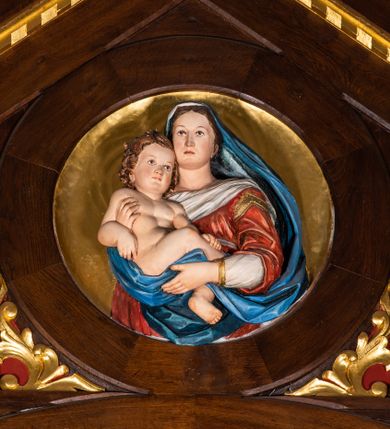 Zdjęcie nr 19: Ołtarz architektoniczny, jednokondygnacyjny, pięcioosiowy, na dwustrefowym cokole z bramkami w jego partii. Ołtarz prostopadłościenny, murowany, w drewnianej obudowie. Antepedium podzielone na trzy pola czterema pilastrami; w środkowym płaskorzeźbione serce ujęte krzyżem i kotwicą oraz kwiatami, w bocznych dekoracja roślinna. 
Tabernakulum w formie drewnianej skrzynki na planie prostokąta o ściętych przednich narożach, na profilowanym cokole, zamknięte gzymsem. Ścianka frontowa metalowa z drzwiczkami w formie stojącego prostokąta zamkniętego łukiem półkolistym z aplikowanym krzyżem z gorejącym sercem w glorii oraz winnym gronem i kłosami zbóż u spodu. Powyżej w przyłuczach aplikowana dekoracja w postaci winnego grona i kłosów zboża. Naroża i ścianki boczne dekorowane płycinami z płaskorzeźbionymi kwiatami i aplikowanymi metalowymi płytkami z kłosami zbóż. Na tabernakulum tron wystawienia w postaci baldachimu na czterech kolumienkach ze ścianką tylną z płaskorzeźbioną glorią promienistą. Baldachim o łukach ostrych, na froncie trójlistnym, z podwieszonymi wspornikami; całość zakończona krzyżem. 
Oś środkowa retabulum wyższa i szersza od pozostałych, ujęta dwiema parami stylizowanych kolumn dźwigającym archiwoltę oraz stylizowaną wimpergę, w której polu znajduje się fryz arkadkowy i medalion z płaskorzeźbioną Madonną z Dzieciątkiem (według Rafaela Santi), całość zamknięta trójkątnym gzymsem nadwieszonym, dekorowanym stylizowanym akantem, z krzyżem wieńczącym. W polu centralnym nisza w formie stojącego prostokąta zamkniętego łukiem półkolistym z wymiennymi figurami Matki Boskiej i Najświętszego Serca Jezusa, ujęta profilowaną ramą oraz pasem ornamentu roślinnego, na zasuwie wizerunek św. Marcina z Tours dzielącego się płaszczem z żebrakiem. Nisze boczne wydzielone wąskimi kolumienkami dźwigającymi niepełne belkowanie z dekoracją geometryczną i roślinną. W niszach środkowych na cokołach figury św. Piotra i św. Pawła; na osiach skrajnych malowane na desce przedstawienia św. Marcina jako mnicha po lewej stronie i św. Marcina jako biskupa po prawej. W dolnej partii strefy cokołu, na osiach wewnętrznych bramki w formie przejść; na skrajnych osiach siedziska. W partii drugiej strefy cokołu krenelaż, ornament ze stylizowanych lilii heraldycznych i płaskorzeźbiona dekoracja roślinna. Struktura w kolorze naturalnego drewna, z polichromowanymi na niebiesko i czerwono akcentami; ornamentyka i detale architektoniczne złocone.
