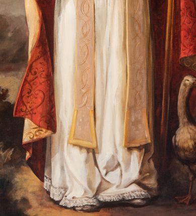 Zdjęcie nr 7: Ołtarz architektoniczny, jednokondygnacyjny, pięcioosiowy, na dwustrefowym cokole z bramkami w jego partii. Ołtarz prostopadłościenny, murowany, w drewnianej obudowie. Antepedium podzielone na trzy pola czterema pilastrami; w środkowym płaskorzeźbione serce ujęte krzyżem i kotwicą oraz kwiatami, w bocznych dekoracja roślinna. 
Tabernakulum w formie drewnianej skrzynki na planie prostokąta o ściętych przednich narożach, na profilowanym cokole, zamknięte gzymsem. Ścianka frontowa metalowa z drzwiczkami w formie stojącego prostokąta zamkniętego łukiem półkolistym z aplikowanym krzyżem z gorejącym sercem w glorii oraz winnym gronem i kłosami zbóż u spodu. Powyżej w przyłuczach aplikowana dekoracja w postaci winnego grona i kłosów zboża. Naroża i ścianki boczne dekorowane płycinami z płaskorzeźbionymi kwiatami i aplikowanymi metalowymi płytkami z kłosami zbóż. Na tabernakulum tron wystawienia w postaci baldachimu na czterech kolumienkach ze ścianką tylną z płaskorzeźbioną glorią promienistą. Baldachim o łukach ostrych, na froncie trójlistnym, z podwieszonymi wspornikami; całość zakończona krzyżem. 
Oś środkowa retabulum wyższa i szersza od pozostałych, ujęta dwiema parami stylizowanych kolumn dźwigającym archiwoltę oraz stylizowaną wimpergę, w której polu znajduje się fryz arkadkowy i medalion z płaskorzeźbioną Madonną z Dzieciątkiem (według Rafaela Santi), całość zamknięta trójkątnym gzymsem nadwieszonym, dekorowanym stylizowanym akantem, z krzyżem wieńczącym. W polu centralnym nisza w formie stojącego prostokąta zamkniętego łukiem półkolistym z wymiennymi figurami Matki Boskiej i Najświętszego Serca Jezusa, ujęta profilowaną ramą oraz pasem ornamentu roślinnego, na zasuwie wizerunek św. Marcina z Tours dzielącego się płaszczem z żebrakiem. Nisze boczne wydzielone wąskimi kolumienkami dźwigającymi niepełne belkowanie z dekoracją geometryczną i roślinną. W niszach środkowych na cokołach figury św. Piotra i św. Pawła; na osiach skrajnych malowane na desce przedstawienia św. Marcina jako mnicha po lewej stronie i św. Marcina jako biskupa po prawej. W dolnej partii strefy cokołu, na osiach wewnętrznych bramki w formie przejść; na skrajnych osiach siedziska. W partii drugiej strefy cokołu krenelaż, ornament ze stylizowanych lilii heraldycznych i płaskorzeźbiona dekoracja roślinna. Struktura w kolorze naturalnego drewna, z polichromowanymi na niebiesko i czerwono akcentami; ornamentyka i detale architektoniczne złocone.
