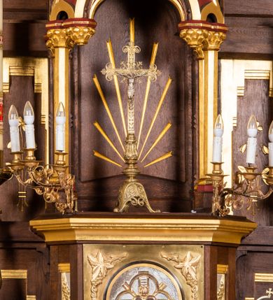 Zdjęcie nr 13: Ołtarz architektoniczny, jednokondygnacyjny, pięcioosiowy, na dwustrefowym cokole z bramkami w jego partii. Ołtarz prostopadłościenny, murowany, w drewnianej obudowie. Antepedium podzielone na trzy pola czterema pilastrami; w środkowym płaskorzeźbione serce ujęte krzyżem i kotwicą oraz kwiatami, w bocznych dekoracja roślinna. 
Tabernakulum w formie drewnianej skrzynki na planie prostokąta o ściętych przednich narożach, na profilowanym cokole, zamknięte gzymsem. Ścianka frontowa metalowa z drzwiczkami w formie stojącego prostokąta zamkniętego łukiem półkolistym z aplikowanym krzyżem z gorejącym sercem w glorii oraz winnym gronem i kłosami zbóż u spodu. Powyżej w przyłuczach aplikowana dekoracja w postaci winnego grona i kłosów zboża. Naroża i ścianki boczne dekorowane płycinami z płaskorzeźbionymi kwiatami i aplikowanymi metalowymi płytkami z kłosami zbóż. Na tabernakulum tron wystawienia w postaci baldachimu na czterech kolumienkach ze ścianką tylną z płaskorzeźbioną glorią promienistą. Baldachim o łukach ostrych, na froncie trójlistnym, z podwieszonymi wspornikami; całość zakończona krzyżem. 
Oś środkowa retabulum wyższa i szersza od pozostałych, ujęta dwiema parami stylizowanych kolumn dźwigającym archiwoltę oraz stylizowaną wimpergę, w której polu znajduje się fryz arkadkowy i medalion z płaskorzeźbioną Madonną z Dzieciątkiem (według Rafaela Santi), całość zamknięta trójkątnym gzymsem nadwieszonym, dekorowanym stylizowanym akantem, z krzyżem wieńczącym. W polu centralnym nisza w formie stojącego prostokąta zamkniętego łukiem półkolistym z wymiennymi figurami Matki Boskiej i Najświętszego Serca Jezusa, ujęta profilowaną ramą oraz pasem ornamentu roślinnego, na zasuwie wizerunek św. Marcina z Tours dzielącego się płaszczem z żebrakiem. Nisze boczne wydzielone wąskimi kolumienkami dźwigającymi niepełne belkowanie z dekoracją geometryczną i roślinną. W niszach środkowych na cokołach figury św. Piotra i św. Pawła; na osiach skrajnych malowane na desce przedstawienia św. Marcina jako mnicha po lewej stronie i św. Marcina jako biskupa po prawej. W dolnej partii strefy cokołu, na osiach wewnętrznych bramki w formie przejść; na skrajnych osiach siedziska. W partii drugiej strefy cokołu krenelaż, ornament ze stylizowanych lilii heraldycznych i płaskorzeźbiona dekoracja roślinna. Struktura w kolorze naturalnego drewna, z polichromowanymi na niebiesko i czerwono akcentami; ornamentyka i detale architektoniczne złocone.
