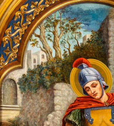 Zdjęcie nr 26: Ołtarz architektoniczny, jednokondygnacyjny, pięcioosiowy, na dwustrefowym cokole z bramkami w jego partii. Ołtarz prostopadłościenny, murowany, w drewnianej obudowie. Antepedium podzielone na trzy pola czterema pilastrami; w środkowym płaskorzeźbione serce ujęte krzyżem i kotwicą oraz kwiatami, w bocznych dekoracja roślinna. 
Tabernakulum w formie drewnianej skrzynki na planie prostokąta o ściętych przednich narożach, na profilowanym cokole, zamknięte gzymsem. Ścianka frontowa metalowa z drzwiczkami w formie stojącego prostokąta zamkniętego łukiem półkolistym z aplikowanym krzyżem z gorejącym sercem w glorii oraz winnym gronem i kłosami zbóż u spodu. Powyżej w przyłuczach aplikowana dekoracja w postaci winnego grona i kłosów zboża. Naroża i ścianki boczne dekorowane płycinami z płaskorzeźbionymi kwiatami i aplikowanymi metalowymi płytkami z kłosami zbóż. Na tabernakulum tron wystawienia w postaci baldachimu na czterech kolumienkach ze ścianką tylną z płaskorzeźbioną glorią promienistą. Baldachim o łukach ostrych, na froncie trójlistnym, z podwieszonymi wspornikami; całość zakończona krzyżem. 
Oś środkowa retabulum wyższa i szersza od pozostałych, ujęta dwiema parami stylizowanych kolumn dźwigającym archiwoltę oraz stylizowaną wimpergę, w której polu znajduje się fryz arkadkowy i medalion z płaskorzeźbioną Madonną z Dzieciątkiem (według Rafaela Santi), całość zamknięta trójkątnym gzymsem nadwieszonym, dekorowanym stylizowanym akantem, z krzyżem wieńczącym. W polu centralnym nisza w formie stojącego prostokąta zamkniętego łukiem półkolistym z wymiennymi figurami Matki Boskiej i Najświętszego Serca Jezusa, ujęta profilowaną ramą oraz pasem ornamentu roślinnego, na zasuwie wizerunek św. Marcina z Tours dzielącego się płaszczem z żebrakiem. Nisze boczne wydzielone wąskimi kolumienkami dźwigającymi niepełne belkowanie z dekoracją geometryczną i roślinną. W niszach środkowych na cokołach figury św. Piotra i św. Pawła; na osiach skrajnych malowane na desce przedstawienia św. Marcina jako mnicha po lewej stronie i św. Marcina jako biskupa po prawej. W dolnej partii strefy cokołu, na osiach wewnętrznych bramki w formie przejść; na skrajnych osiach siedziska. W partii drugiej strefy cokołu krenelaż, ornament ze stylizowanych lilii heraldycznych i płaskorzeźbiona dekoracja roślinna. Struktura w kolorze naturalnego drewna, z polichromowanymi na niebiesko i czerwono akcentami; ornamentyka i detale architektoniczne złocone.
