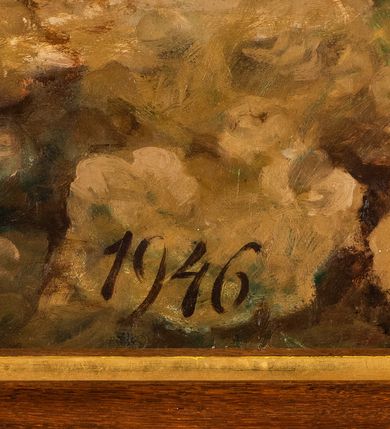 Zdjęcie nr 4: Ołtarz architektoniczny, jednokondygnacyjny, pięcioosiowy, na dwustrefowym cokole z bramkami w jego partii. Ołtarz prostopadłościenny, murowany, w drewnianej obudowie. Antepedium podzielone na trzy pola czterema pilastrami; w środkowym płaskorzeźbione serce ujęte krzyżem i kotwicą oraz kwiatami, w bocznych dekoracja roślinna. 
Tabernakulum w formie drewnianej skrzynki na planie prostokąta o ściętych przednich narożach, na profilowanym cokole, zamknięte gzymsem. Ścianka frontowa metalowa z drzwiczkami w formie stojącego prostokąta zamkniętego łukiem półkolistym z aplikowanym krzyżem z gorejącym sercem w glorii oraz winnym gronem i kłosami zbóż u spodu. Powyżej w przyłuczach aplikowana dekoracja w postaci winnego grona i kłosów zboża. Naroża i ścianki boczne dekorowane płycinami z płaskorzeźbionymi kwiatami i aplikowanymi metalowymi płytkami z kłosami zbóż. Na tabernakulum tron wystawienia w postaci baldachimu na czterech kolumienkach ze ścianką tylną z płaskorzeźbioną glorią promienistą. Baldachim o łukach ostrych, na froncie trójlistnym, z podwieszonymi wspornikami; całość zakończona krzyżem. 
Oś środkowa retabulum wyższa i szersza od pozostałych, ujęta dwiema parami stylizowanych kolumn dźwigającym archiwoltę oraz stylizowaną wimpergę, w której polu znajduje się fryz arkadkowy i medalion z płaskorzeźbioną Madonną z Dzieciątkiem (według Rafaela Santi), całość zamknięta trójkątnym gzymsem nadwieszonym, dekorowanym stylizowanym akantem, z krzyżem wieńczącym. W polu centralnym nisza w formie stojącego prostokąta zamkniętego łukiem półkolistym z wymiennymi figurami Matki Boskiej i Najświętszego Serca Jezusa, ujęta profilowaną ramą oraz pasem ornamentu roślinnego, na zasuwie wizerunek św. Marcina z Tours dzielącego się płaszczem z żebrakiem. Nisze boczne wydzielone wąskimi kolumienkami dźwigającymi niepełne belkowanie z dekoracją geometryczną i roślinną. W niszach środkowych na cokołach figury św. Piotra i św. Pawła; na osiach skrajnych malowane na desce przedstawienia św. Marcina jako mnicha po lewej stronie i św. Marcina jako biskupa po prawej. W dolnej partii strefy cokołu, na osiach wewnętrznych bramki w formie przejść; na skrajnych osiach siedziska. W partii drugiej strefy cokołu krenelaż, ornament ze stylizowanych lilii heraldycznych i płaskorzeźbiona dekoracja roślinna. Struktura w kolorze naturalnego drewna, z polichromowanymi na niebiesko i czerwono akcentami; ornamentyka i detale architektoniczne złocone.
