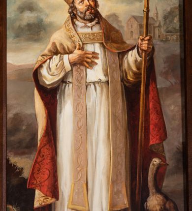 Zdjęcie nr 5: Ołtarz architektoniczny, jednokondygnacyjny, pięcioosiowy, na dwustrefowym cokole z bramkami w jego partii. Ołtarz prostopadłościenny, murowany, w drewnianej obudowie. Antepedium podzielone na trzy pola czterema pilastrami; w środkowym płaskorzeźbione serce ujęte krzyżem i kotwicą oraz kwiatami, w bocznych dekoracja roślinna. 
Tabernakulum w formie drewnianej skrzynki na planie prostokąta o ściętych przednich narożach, na profilowanym cokole, zamknięte gzymsem. Ścianka frontowa metalowa z drzwiczkami w formie stojącego prostokąta zamkniętego łukiem półkolistym z aplikowanym krzyżem z gorejącym sercem w glorii oraz winnym gronem i kłosami zbóż u spodu. Powyżej w przyłuczach aplikowana dekoracja w postaci winnego grona i kłosów zboża. Naroża i ścianki boczne dekorowane płycinami z płaskorzeźbionymi kwiatami i aplikowanymi metalowymi płytkami z kłosami zbóż. Na tabernakulum tron wystawienia w postaci baldachimu na czterech kolumienkach ze ścianką tylną z płaskorzeźbioną glorią promienistą. Baldachim o łukach ostrych, na froncie trójlistnym, z podwieszonymi wspornikami; całość zakończona krzyżem. 
Oś środkowa retabulum wyższa i szersza od pozostałych, ujęta dwiema parami stylizowanych kolumn dźwigającym archiwoltę oraz stylizowaną wimpergę, w której polu znajduje się fryz arkadkowy i medalion z płaskorzeźbioną Madonną z Dzieciątkiem (według Rafaela Santi), całość zamknięta trójkątnym gzymsem nadwieszonym, dekorowanym stylizowanym akantem, z krzyżem wieńczącym. W polu centralnym nisza w formie stojącego prostokąta zamkniętego łukiem półkolistym z wymiennymi figurami Matki Boskiej i Najświętszego Serca Jezusa, ujęta profilowaną ramą oraz pasem ornamentu roślinnego, na zasuwie wizerunek św. Marcina z Tours dzielącego się płaszczem z żebrakiem. Nisze boczne wydzielone wąskimi kolumienkami dźwigającymi niepełne belkowanie z dekoracją geometryczną i roślinną. W niszach środkowych na cokołach figury św. Piotra i św. Pawła; na osiach skrajnych malowane na desce przedstawienia św. Marcina jako mnicha po lewej stronie i św. Marcina jako biskupa po prawej. W dolnej partii strefy cokołu, na osiach wewnętrznych bramki w formie przejść; na skrajnych osiach siedziska. W partii drugiej strefy cokołu krenelaż, ornament ze stylizowanych lilii heraldycznych i płaskorzeźbiona dekoracja roślinna. Struktura w kolorze naturalnego drewna, z polichromowanymi na niebiesko i czerwono akcentami; ornamentyka i detale architektoniczne złocone.
