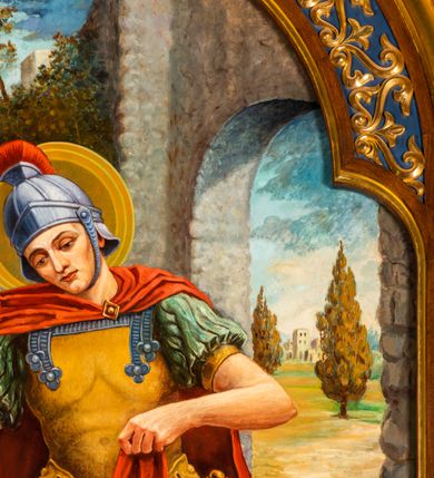 Zdjęcie nr 27: Ołtarz architektoniczny, jednokondygnacyjny, pięcioosiowy, na dwustrefowym cokole z bramkami w jego partii. Ołtarz prostopadłościenny, murowany, w drewnianej obudowie. Antepedium podzielone na trzy pola czterema pilastrami; w środkowym płaskorzeźbione serce ujęte krzyżem i kotwicą oraz kwiatami, w bocznych dekoracja roślinna. 
Tabernakulum w formie drewnianej skrzynki na planie prostokąta o ściętych przednich narożach, na profilowanym cokole, zamknięte gzymsem. Ścianka frontowa metalowa z drzwiczkami w formie stojącego prostokąta zamkniętego łukiem półkolistym z aplikowanym krzyżem z gorejącym sercem w glorii oraz winnym gronem i kłosami zbóż u spodu. Powyżej w przyłuczach aplikowana dekoracja w postaci winnego grona i kłosów zboża. Naroża i ścianki boczne dekorowane płycinami z płaskorzeźbionymi kwiatami i aplikowanymi metalowymi płytkami z kłosami zbóż. Na tabernakulum tron wystawienia w postaci baldachimu na czterech kolumienkach ze ścianką tylną z płaskorzeźbioną glorią promienistą. Baldachim o łukach ostrych, na froncie trójlistnym, z podwieszonymi wspornikami; całość zakończona krzyżem. 
Oś środkowa retabulum wyższa i szersza od pozostałych, ujęta dwiema parami stylizowanych kolumn dźwigającym archiwoltę oraz stylizowaną wimpergę, w której polu znajduje się fryz arkadkowy i medalion z płaskorzeźbioną Madonną z Dzieciątkiem (według Rafaela Santi), całość zamknięta trójkątnym gzymsem nadwieszonym, dekorowanym stylizowanym akantem, z krzyżem wieńczącym. W polu centralnym nisza w formie stojącego prostokąta zamkniętego łukiem półkolistym z wymiennymi figurami Matki Boskiej i Najświętszego Serca Jezusa, ujęta profilowaną ramą oraz pasem ornamentu roślinnego, na zasuwie wizerunek św. Marcina z Tours dzielącego się płaszczem z żebrakiem. Nisze boczne wydzielone wąskimi kolumienkami dźwigającymi niepełne belkowanie z dekoracją geometryczną i roślinną. W niszach środkowych na cokołach figury św. Piotra i św. Pawła; na osiach skrajnych malowane na desce przedstawienia św. Marcina jako mnicha po lewej stronie i św. Marcina jako biskupa po prawej. W dolnej partii strefy cokołu, na osiach wewnętrznych bramki w formie przejść; na skrajnych osiach siedziska. W partii drugiej strefy cokołu krenelaż, ornament ze stylizowanych lilii heraldycznych i płaskorzeźbiona dekoracja roślinna. Struktura w kolorze naturalnego drewna, z polichromowanymi na niebiesko i czerwono akcentami; ornamentyka i detale architektoniczne złocone.
