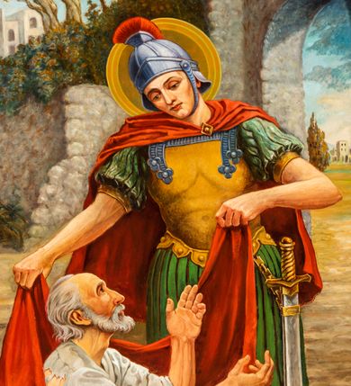 Zdjęcie nr 25: Ołtarz architektoniczny, jednokondygnacyjny, pięcioosiowy, na dwustrefowym cokole z bramkami w jego partii. Ołtarz prostopadłościenny, murowany, w drewnianej obudowie. Antepedium podzielone na trzy pola czterema pilastrami; w środkowym płaskorzeźbione serce ujęte krzyżem i kotwicą oraz kwiatami, w bocznych dekoracja roślinna. 
Tabernakulum w formie drewnianej skrzynki na planie prostokąta o ściętych przednich narożach, na profilowanym cokole, zamknięte gzymsem. Ścianka frontowa metalowa z drzwiczkami w formie stojącego prostokąta zamkniętego łukiem półkolistym z aplikowanym krzyżem z gorejącym sercem w glorii oraz winnym gronem i kłosami zbóż u spodu. Powyżej w przyłuczach aplikowana dekoracja w postaci winnego grona i kłosów zboża. Naroża i ścianki boczne dekorowane płycinami z płaskorzeźbionymi kwiatami i aplikowanymi metalowymi płytkami z kłosami zbóż. Na tabernakulum tron wystawienia w postaci baldachimu na czterech kolumienkach ze ścianką tylną z płaskorzeźbioną glorią promienistą. Baldachim o łukach ostrych, na froncie trójlistnym, z podwieszonymi wspornikami; całość zakończona krzyżem. 
Oś środkowa retabulum wyższa i szersza od pozostałych, ujęta dwiema parami stylizowanych kolumn dźwigającym archiwoltę oraz stylizowaną wimpergę, w której polu znajduje się fryz arkadkowy i medalion z płaskorzeźbioną Madonną z Dzieciątkiem (według Rafaela Santi), całość zamknięta trójkątnym gzymsem nadwieszonym, dekorowanym stylizowanym akantem, z krzyżem wieńczącym. W polu centralnym nisza w formie stojącego prostokąta zamkniętego łukiem półkolistym z wymiennymi figurami Matki Boskiej i Najświętszego Serca Jezusa, ujęta profilowaną ramą oraz pasem ornamentu roślinnego, na zasuwie wizerunek św. Marcina z Tours dzielącego się płaszczem z żebrakiem. Nisze boczne wydzielone wąskimi kolumienkami dźwigającymi niepełne belkowanie z dekoracją geometryczną i roślinną. W niszach środkowych na cokołach figury św. Piotra i św. Pawła; na osiach skrajnych malowane na desce przedstawienia św. Marcina jako mnicha po lewej stronie i św. Marcina jako biskupa po prawej. W dolnej partii strefy cokołu, na osiach wewnętrznych bramki w formie przejść; na skrajnych osiach siedziska. W partii drugiej strefy cokołu krenelaż, ornament ze stylizowanych lilii heraldycznych i płaskorzeźbiona dekoracja roślinna. Struktura w kolorze naturalnego drewna, z polichromowanymi na niebiesko i czerwono akcentami; ornamentyka i detale architektoniczne złocone.
