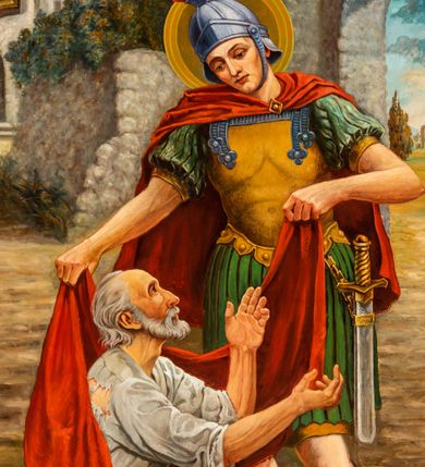 Zdjęcie nr 24: Ołtarz architektoniczny, jednokondygnacyjny, pięcioosiowy, na dwustrefowym cokole z bramkami w jego partii. Ołtarz prostopadłościenny, murowany, w drewnianej obudowie. Antepedium podzielone na trzy pola czterema pilastrami; w środkowym płaskorzeźbione serce ujęte krzyżem i kotwicą oraz kwiatami, w bocznych dekoracja roślinna. 
Tabernakulum w formie drewnianej skrzynki na planie prostokąta o ściętych przednich narożach, na profilowanym cokole, zamknięte gzymsem. Ścianka frontowa metalowa z drzwiczkami w formie stojącego prostokąta zamkniętego łukiem półkolistym z aplikowanym krzyżem z gorejącym sercem w glorii oraz winnym gronem i kłosami zbóż u spodu. Powyżej w przyłuczach aplikowana dekoracja w postaci winnego grona i kłosów zboża. Naroża i ścianki boczne dekorowane płycinami z płaskorzeźbionymi kwiatami i aplikowanymi metalowymi płytkami z kłosami zbóż. Na tabernakulum tron wystawienia w postaci baldachimu na czterech kolumienkach ze ścianką tylną z płaskorzeźbioną glorią promienistą. Baldachim o łukach ostrych, na froncie trójlistnym, z podwieszonymi wspornikami; całość zakończona krzyżem. 
Oś środkowa retabulum wyższa i szersza od pozostałych, ujęta dwiema parami stylizowanych kolumn dźwigającym archiwoltę oraz stylizowaną wimpergę, w której polu znajduje się fryz arkadkowy i medalion z płaskorzeźbioną Madonną z Dzieciątkiem (według Rafaela Santi), całość zamknięta trójkątnym gzymsem nadwieszonym, dekorowanym stylizowanym akantem, z krzyżem wieńczącym. W polu centralnym nisza w formie stojącego prostokąta zamkniętego łukiem półkolistym z wymiennymi figurami Matki Boskiej i Najświętszego Serca Jezusa, ujęta profilowaną ramą oraz pasem ornamentu roślinnego, na zasuwie wizerunek św. Marcina z Tours dzielącego się płaszczem z żebrakiem. Nisze boczne wydzielone wąskimi kolumienkami dźwigającymi niepełne belkowanie z dekoracją geometryczną i roślinną. W niszach środkowych na cokołach figury św. Piotra i św. Pawła; na osiach skrajnych malowane na desce przedstawienia św. Marcina jako mnicha po lewej stronie i św. Marcina jako biskupa po prawej. W dolnej partii strefy cokołu, na osiach wewnętrznych bramki w formie przejść; na skrajnych osiach siedziska. W partii drugiej strefy cokołu krenelaż, ornament ze stylizowanych lilii heraldycznych i płaskorzeźbiona dekoracja roślinna. Struktura w kolorze naturalnego drewna, z polichromowanymi na niebiesko i czerwono akcentami; ornamentyka i detale architektoniczne złocone.
