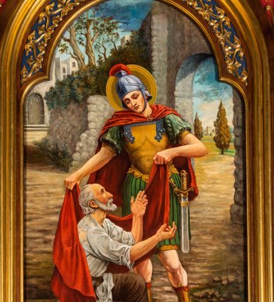 Zdjęcie nr 22: Ołtarz architektoniczny, jednokondygnacyjny, pięcioosiowy, na dwustrefowym cokole z bramkami w jego partii. Ołtarz prostopadłościenny, murowany, w drewnianej obudowie. Antepedium podzielone na trzy pola czterema pilastrami; w środkowym płaskorzeźbione serce ujęte krzyżem i kotwicą oraz kwiatami, w bocznych dekoracja roślinna. 
Tabernakulum w formie drewnianej skrzynki na planie prostokąta o ściętych przednich narożach, na profilowanym cokole, zamknięte gzymsem. Ścianka frontowa metalowa z drzwiczkami w formie stojącego prostokąta zamkniętego łukiem półkolistym z aplikowanym krzyżem z gorejącym sercem w glorii oraz winnym gronem i kłosami zbóż u spodu. Powyżej w przyłuczach aplikowana dekoracja w postaci winnego grona i kłosów zboża. Naroża i ścianki boczne dekorowane płycinami z płaskorzeźbionymi kwiatami i aplikowanymi metalowymi płytkami z kłosami zbóż. Na tabernakulum tron wystawienia w postaci baldachimu na czterech kolumienkach ze ścianką tylną z płaskorzeźbioną glorią promienistą. Baldachim o łukach ostrych, na froncie trójlistnym, z podwieszonymi wspornikami; całość zakończona krzyżem. 
Oś środkowa retabulum wyższa i szersza od pozostałych, ujęta dwiema parami stylizowanych kolumn dźwigającym archiwoltę oraz stylizowaną wimpergę, w której polu znajduje się fryz arkadkowy i medalion z płaskorzeźbioną Madonną z Dzieciątkiem (według Rafaela Santi), całość zamknięta trójkątnym gzymsem nadwieszonym, dekorowanym stylizowanym akantem, z krzyżem wieńczącym. W polu centralnym nisza w formie stojącego prostokąta zamkniętego łukiem półkolistym z wymiennymi figurami Matki Boskiej i Najświętszego Serca Jezusa, ujęta profilowaną ramą oraz pasem ornamentu roślinnego, na zasuwie wizerunek św. Marcina z Tours dzielącego się płaszczem z żebrakiem. Nisze boczne wydzielone wąskimi kolumienkami dźwigającymi niepełne belkowanie z dekoracją geometryczną i roślinną. W niszach środkowych na cokołach figury św. Piotra i św. Pawła; na osiach skrajnych malowane na desce przedstawienia św. Marcina jako mnicha po lewej stronie i św. Marcina jako biskupa po prawej. W dolnej partii strefy cokołu, na osiach wewnętrznych bramki w formie przejść; na skrajnych osiach siedziska. W partii drugiej strefy cokołu krenelaż, ornament ze stylizowanych lilii heraldycznych i płaskorzeźbiona dekoracja roślinna. Struktura w kolorze naturalnego drewna, z polichromowanymi na niebiesko i czerwono akcentami; ornamentyka i detale architektoniczne złocone.
