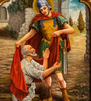 Zdjęcie nr 23: Ołtarz architektoniczny, jednokondygnacyjny, pięcioosiowy, na dwustrefowym cokole z bramkami w jego partii. Ołtarz prostopadłościenny, murowany, w drewnianej obudowie. Antepedium podzielone na trzy pola czterema pilastrami; w środkowym płaskorzeźbione serce ujęte krzyżem i kotwicą oraz kwiatami, w bocznych dekoracja roślinna. 
Tabernakulum w formie drewnianej skrzynki na planie prostokąta o ściętych przednich narożach, na profilowanym cokole, zamknięte gzymsem. Ścianka frontowa metalowa z drzwiczkami w formie stojącego prostokąta zamkniętego łukiem półkolistym z aplikowanym krzyżem z gorejącym sercem w glorii oraz winnym gronem i kłosami zbóż u spodu. Powyżej w przyłuczach aplikowana dekoracja w postaci winnego grona i kłosów zboża. Naroża i ścianki boczne dekorowane płycinami z płaskorzeźbionymi kwiatami i aplikowanymi metalowymi płytkami z kłosami zbóż. Na tabernakulum tron wystawienia w postaci baldachimu na czterech kolumienkach ze ścianką tylną z płaskorzeźbioną glorią promienistą. Baldachim o łukach ostrych, na froncie trójlistnym, z podwieszonymi wspornikami; całość zakończona krzyżem. 
Oś środkowa retabulum wyższa i szersza od pozostałych, ujęta dwiema parami stylizowanych kolumn dźwigającym archiwoltę oraz stylizowaną wimpergę, w której polu znajduje się fryz arkadkowy i medalion z płaskorzeźbioną Madonną z Dzieciątkiem (według Rafaela Santi), całość zamknięta trójkątnym gzymsem nadwieszonym, dekorowanym stylizowanym akantem, z krzyżem wieńczącym. W polu centralnym nisza w formie stojącego prostokąta zamkniętego łukiem półkolistym z wymiennymi figurami Matki Boskiej i Najświętszego Serca Jezusa, ujęta profilowaną ramą oraz pasem ornamentu roślinnego, na zasuwie wizerunek św. Marcina z Tours dzielącego się płaszczem z żebrakiem. Nisze boczne wydzielone wąskimi kolumienkami dźwigającymi niepełne belkowanie z dekoracją geometryczną i roślinną. W niszach środkowych na cokołach figury św. Piotra i św. Pawła; na osiach skrajnych malowane na desce przedstawienia św. Marcina jako mnicha po lewej stronie i św. Marcina jako biskupa po prawej. W dolnej partii strefy cokołu, na osiach wewnętrznych bramki w formie przejść; na skrajnych osiach siedziska. W partii drugiej strefy cokołu krenelaż, ornament ze stylizowanych lilii heraldycznych i płaskorzeźbiona dekoracja roślinna. Struktura w kolorze naturalnego drewna, z polichromowanymi na niebiesko i czerwono akcentami; ornamentyka i detale architektoniczne złocone.
