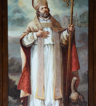 Zdjęcie nr 21: Ołtarz architektoniczny, jednokondygnacyjny, pięcioosiowy, na dwustrefowym cokole z bramkami w jego partii. Ołtarz prostopadłościenny, murowany, w drewnianej obudowie. Antepedium podzielone na trzy pola czterema pilastrami; w środkowym płaskorzeźbione serce ujęte krzyżem i kotwicą oraz kwiatami, w bocznych dekoracja roślinna. 
Tabernakulum w formie drewnianej skrzynki na planie prostokąta o ściętych przednich narożach, na profilowanym cokole, zamknięte gzymsem. Ścianka frontowa metalowa z drzwiczkami w formie stojącego prostokąta zamkniętego łukiem półkolistym z aplikowanym krzyżem z gorejącym sercem w glorii oraz winnym gronem i kłosami zbóż u spodu. Powyżej w przyłuczach aplikowana dekoracja w postaci winnego grona i kłosów zboża. Naroża i ścianki boczne dekorowane płycinami z płaskorzeźbionymi kwiatami i aplikowanymi metalowymi płytkami z kłosami zbóż. Na tabernakulum tron wystawienia w postaci baldachimu na czterech kolumienkach ze ścianką tylną z płaskorzeźbioną glorią promienistą. Baldachim o łukach ostrych, na froncie trójlistnym, z podwieszonymi wspornikami; całość zakończona krzyżem. 
Oś środkowa retabulum wyższa i szersza od pozostałych, ujęta dwiema parami stylizowanych kolumn dźwigającym archiwoltę oraz stylizowaną wimpergę, w której polu znajduje się fryz arkadkowy i medalion z płaskorzeźbioną Madonną z Dzieciątkiem (według Rafaela Santi), całość zamknięta trójkątnym gzymsem nadwieszonym, dekorowanym stylizowanym akantem, z krzyżem wieńczącym. W polu centralnym nisza w formie stojącego prostokąta zamkniętego łukiem półkolistym z wymiennymi figurami Matki Boskiej i Najświętszego Serca Jezusa, ujęta profilowaną ramą oraz pasem ornamentu roślinnego, na zasuwie wizerunek św. Marcina z Tours dzielącego się płaszczem z żebrakiem. Nisze boczne wydzielone wąskimi kolumienkami dźwigającymi niepełne belkowanie z dekoracją geometryczną i roślinną. W niszach środkowych na cokołach figury św. Piotra i św. Pawła; na osiach skrajnych malowane na desce przedstawienia św. Marcina jako mnicha po lewej stronie i św. Marcina jako biskupa po prawej. W dolnej partii strefy cokołu, na osiach wewnętrznych bramki w formie przejść; na skrajnych osiach siedziska. W partii drugiej strefy cokołu krenelaż, ornament ze stylizowanych lilii heraldycznych i płaskorzeźbiona dekoracja roślinna. Struktura w kolorze naturalnego drewna, z polichromowanymi na niebiesko i czerwono akcentami; ornamentyka i detale architektoniczne złocone.
