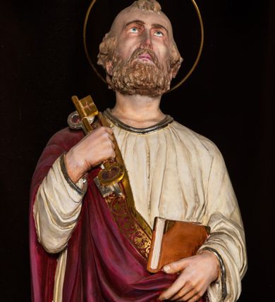 Zdjęcie nr 3: Całopostaciowa, pełnoplastyczna figura św. Piotra stojącego w kontrapoście na niewysokiej, ośmiobocznej podstawie, zwróconego na wprost. Odchyloną lekko do tyłu głowę, o wydatnych zakolach i kępkach włosów po bokach i nad czołem, charakteryzuje pociągła twarz o delikatnych rysach i krótkim, jasnobrązowym zaroście, ze wzrokiem skierowanym do góry. Święty ubrany jest w beżową suknię i przewieszony przez prawe ramię bordowy płaszcz ze złoconą bordiurą. W podniesionej i wspartej na ramieniu prawej ręce ma parę złoconych i srebrzonych kluczy, lewą podtrzymuje połę płaszcza i zamkniętą księgę w czerwonej oprawie. Głowę okala złocona aureola.   