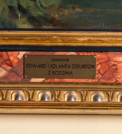 Zdjęcie nr 6: Obraz w kształcie zbliżonym do kwadratu, zamkniętego nadwieszonym łukiem półkolistym zawiera scenę Ukrzyżowania. Oś kompozycji stanowi ciemnobrązowy krzyż, o lekko wygiętej belce poziomej, do którego przybity jest Jezus. Smukłą sylwetkę charakteryzuje wyraźnie zarysowana muskulatura. Odchylona głowa zwrócona jest w trzech czwartych prawo. Pociągłą twarz charakteryzują duże, załzawione oczy o wzroku kierowanym ku górze, lekko rozchylone usta i krótki zarost. Długie włosy opadają na plecy i lewe ramię. Głowę wieńczy korona cierniowa. Ramiona ukazane są w głębokim, U-kształtnym zwisie. Tułów, o przebitym, prawym boku, cechuje wyraźnie zarysowana linia żeber. Biodra przesłania krótkie, białe perizonium o długich zwisach po bokach. Lekko zgięte w kolanach nogi przybite są jednym gwoździem. Pod krzyżem, po prawej stronie klęczy św. Maria Magdalena ubrana w szarobłękitną suknię i czerwony płaszcz. Pochyloną w dół głowę osłania opadająca na ramiona biała chusta. Święta prawą ręką obejmuje krzyż na wysokości stóp Jezusa, lewą wskazując na nie. Tuż obok stoi zwrócona profilem w lewo Matka Boska. Odchylając głowę do tyłu spogląda na Jezusa. Ubrana jest w niebieską suknię i niebieski płaszcz, głowę Marii osłania biała, opadająca na ramiona chusta. Prawa, zgięta w łokciu ręka uniesiona jest do góry, lewa opuszczona w dół. Obok Marii stoi zwrócony nieznacznie w trzech czwartych św. Jan Ewangelista. Pociągłą twarz, o młodzieńczych rysach ujmują sięgające ramion, bujne blond włosy. Święty ubrany jest jasnobrązową suknię i obszerny, ciemnozielony płaszcz o bordowym podszyciu. Tło sceny stanowi pejzaż o znacznie obniżonej linii horyzontu, z rzeką i kamiennym mostem. Niebo pokryte jest ciemnymi, skłębionymi chmurami, spomiędzy których przebijają delikatne promienie światła. W prawym dolnym rogu jest sygnatura „ZB(IGNIEW) JUSZCZAK &#039;99”. Obraz ujęty jest drewnianą, profilowaną ramą zdobioną marmoryzacją, złoceniem i srebrzeniem.         





