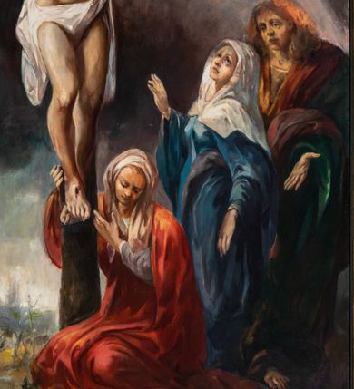 Zdjęcie nr 4: Obraz w kształcie zbliżonym do kwadratu, zamkniętego nadwieszonym łukiem półkolistym zawiera scenę Ukrzyżowania. Oś kompozycji stanowi ciemnobrązowy krzyż, o lekko wygiętej belce poziomej, do którego przybity jest Jezus. Smukłą sylwetkę charakteryzuje wyraźnie zarysowana muskulatura. Odchylona głowa zwrócona jest w trzech czwartych prawo. Pociągłą twarz charakteryzują duże, załzawione oczy o wzroku kierowanym ku górze, lekko rozchylone usta i krótki zarost. Długie włosy opadają na plecy i lewe ramię. Głowę wieńczy korona cierniowa. Ramiona ukazane są w głębokim, U-kształtnym zwisie. Tułów, o przebitym, prawym boku, cechuje wyraźnie zarysowana linia żeber. Biodra przesłania krótkie, białe perizonium o długich zwisach po bokach. Lekko zgięte w kolanach nogi przybite są jednym gwoździem. Pod krzyżem, po prawej stronie klęczy św. Maria Magdalena ubrana w szarobłękitną suknię i czerwony płaszcz. Pochyloną w dół głowę osłania opadająca na ramiona biała chusta. Święta prawą ręką obejmuje krzyż na wysokości stóp Jezusa, lewą wskazując na nie. Tuż obok stoi zwrócona profilem w lewo Matka Boska. Odchylając głowę do tyłu spogląda na Jezusa. Ubrana jest w niebieską suknię i niebieski płaszcz, głowę Marii osłania biała, opadająca na ramiona chusta. Prawa, zgięta w łokciu ręka uniesiona jest do góry, lewa opuszczona w dół. Obok Marii stoi zwrócony nieznacznie w trzech czwartych św. Jan Ewangelista. Pociągłą twarz, o młodzieńczych rysach ujmują sięgające ramion, bujne blond włosy. Święty ubrany jest jasnobrązową suknię i obszerny, ciemnozielony płaszcz o bordowym podszyciu. Tło sceny stanowi pejzaż o znacznie obniżonej linii horyzontu, z rzeką i kamiennym mostem. Niebo pokryte jest ciemnymi, skłębionymi chmurami, spomiędzy których przebijają delikatne promienie światła. W prawym dolnym rogu jest sygnatura „ZB(IGNIEW) JUSZCZAK &#039;99”. Obraz ujęty jest drewnianą, profilowaną ramą zdobioną marmoryzacją, złoceniem i srebrzeniem.         





